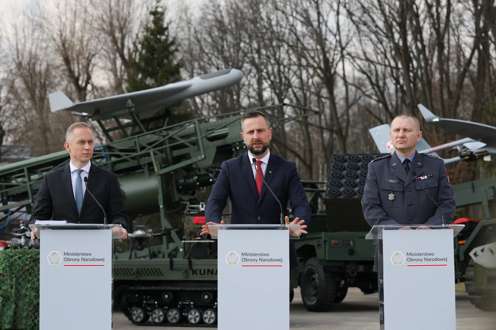 Wicepremier, minister obrony narodowej Władysław Kosiniak-Kamysz (C), sekretarz stanu w MON Cezary Tomczyk (L) oraz szef nowo powołanego ośrodka, kierownik Zakładu Informatycznego Wsparcia Logistyki ITWL płk dr hab. inż. Mariusz Zieja (P) podczas uroczystości podpisania umowy powołującej Ośrodek Systemów Autonomicznych (OSA) Fot. PAP/	PAP/Paweł Supernak
