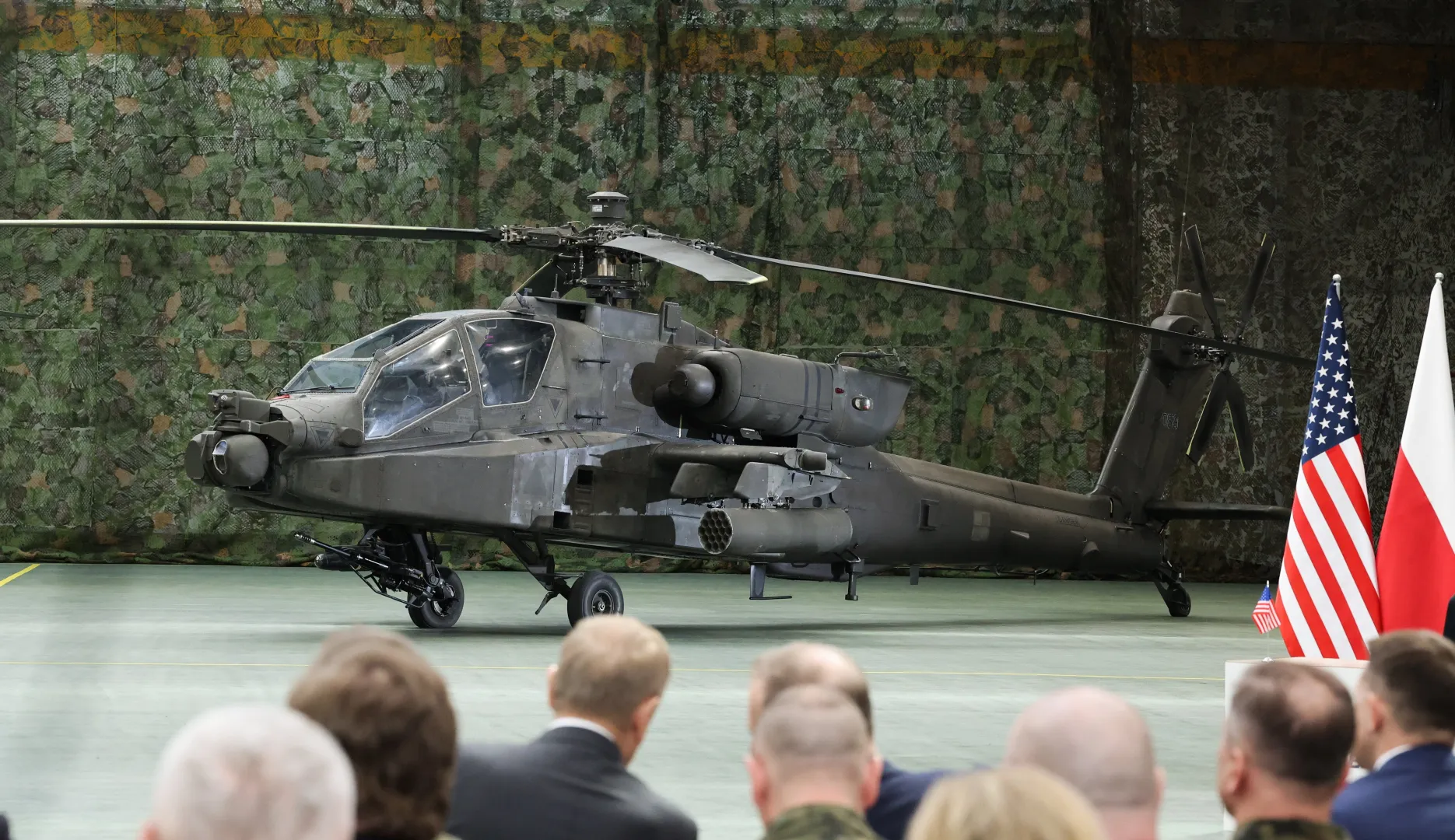 Śmigłowiec Apache prezentowany na uroczystości zawarcia umów offsetowych między Wojskowymi Zakładami Lotniczymi nr 1 S.A. a Lockheed Martin Fot. PAP/Marian Zubrzycki
