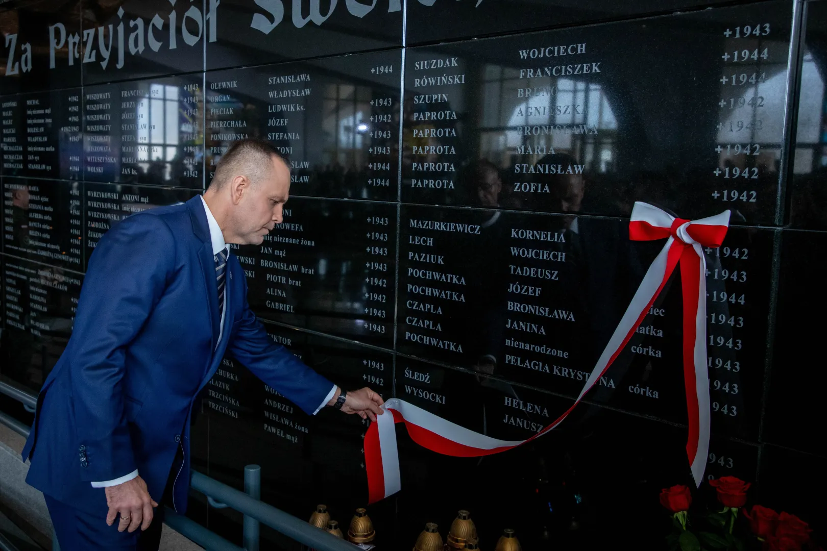 Prezydent Karol Nawrocki odsłania tablicę pamięci poświęconych pomordowanym Polakom ratującym Żydów pod niemiecką okupacją w Kaplicy Pamięci przy Sanktuarium Najświętszej Maryi Panny Gwiazdy Nowej Ewangelizacji i św. Jana Pawła II w Toruniu	PAP/Agnieszka Bielecka