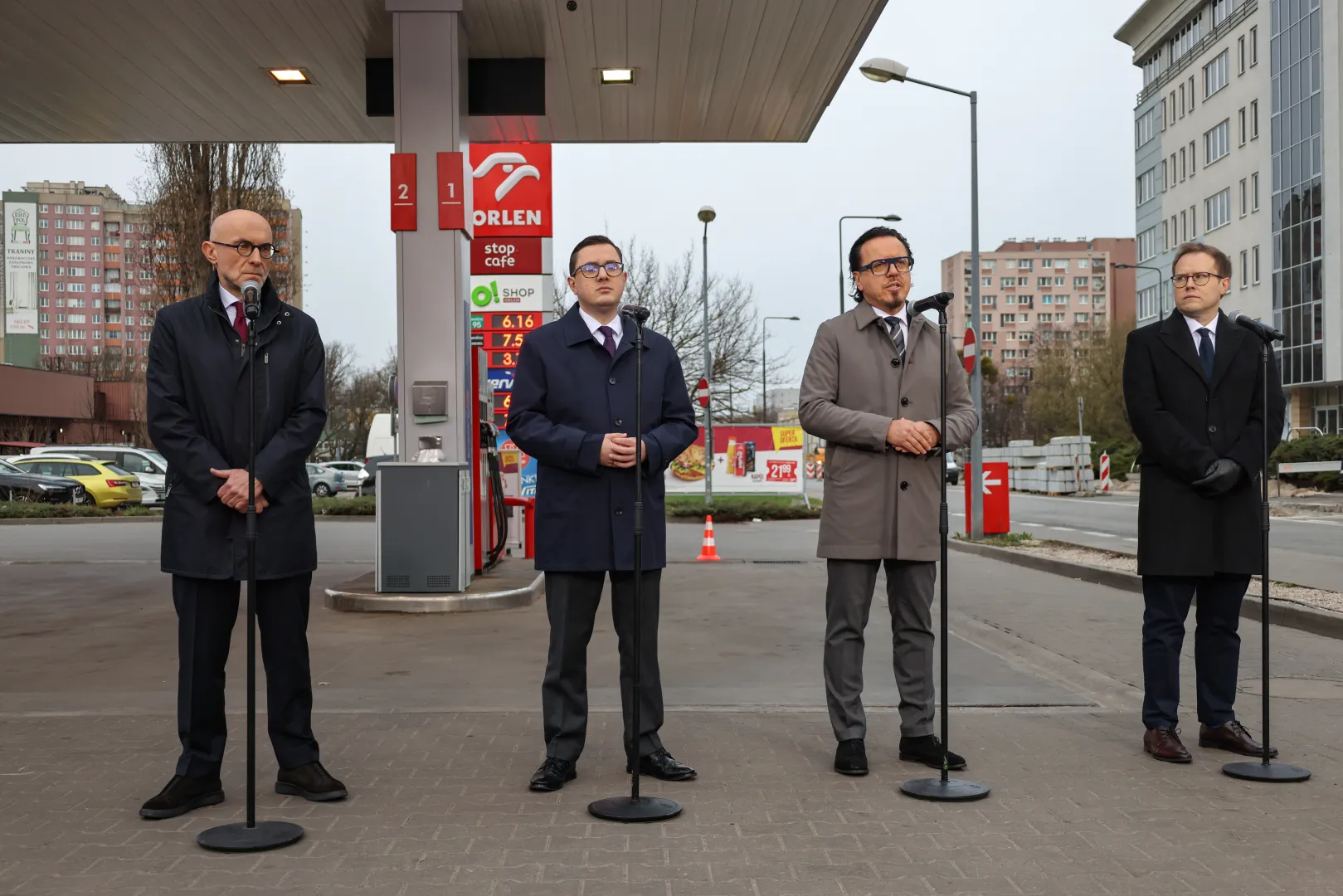 Minister energii Miłosz Motyka (2L), minister aktywów państwowych Wojciech Balczun (2P), prezes ORLEN S.A. Ireneusz Fąfara (L) i rzecznik prasowy ministerstwa energii Grzegorz Łaguna (P) podczas briefingu Ceny Paliwa Niżej Fot. PAP/Albert Zawada