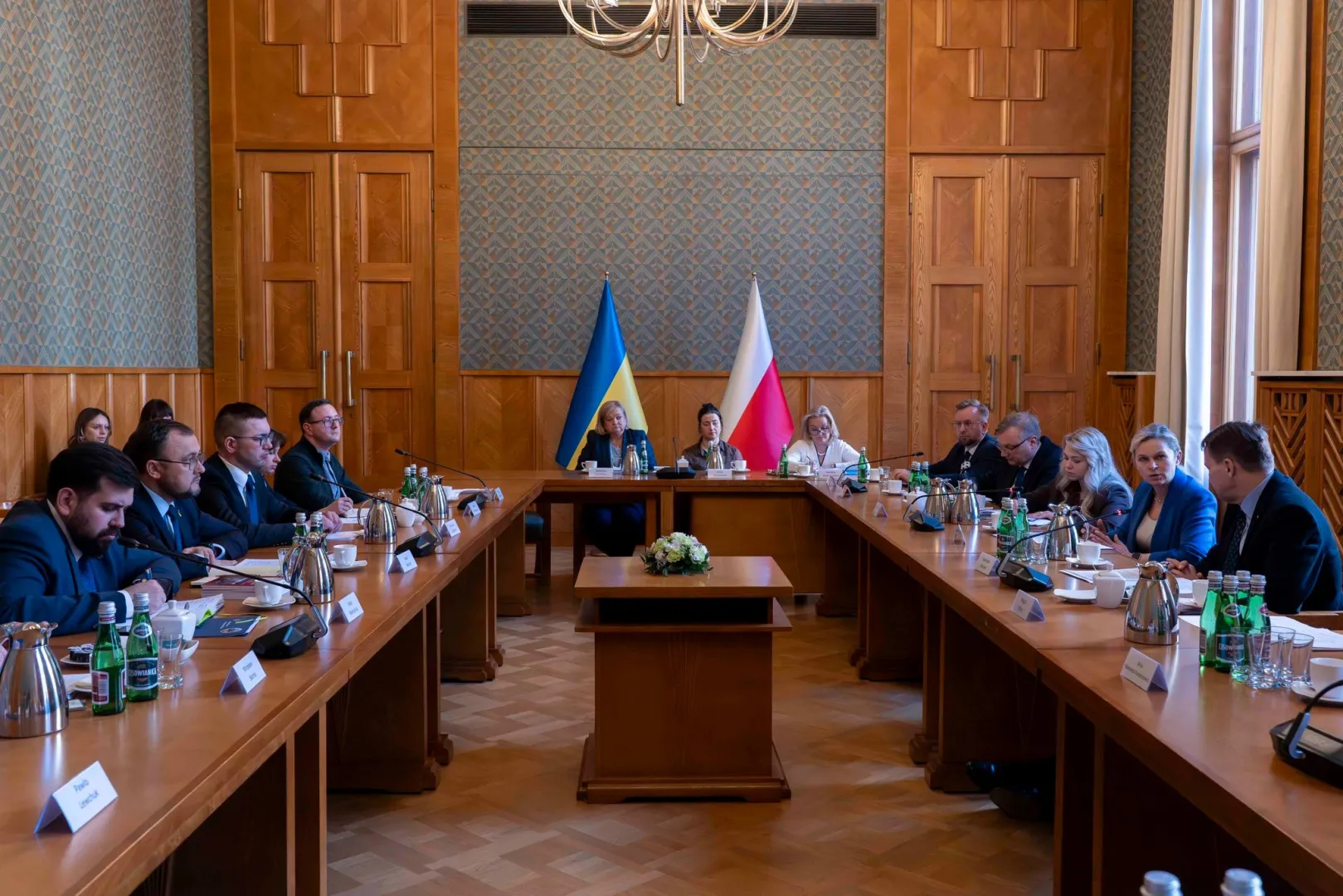 Зустріч між міністеркою освіти Барбарою Новацькою, віцепрем'єр-міністром та міністром закордонних справ Радославом Сікорським і послом України в Польщі Василем Боднарем. Fot. Facebook / Ministerstwo Edukacji Narodowej