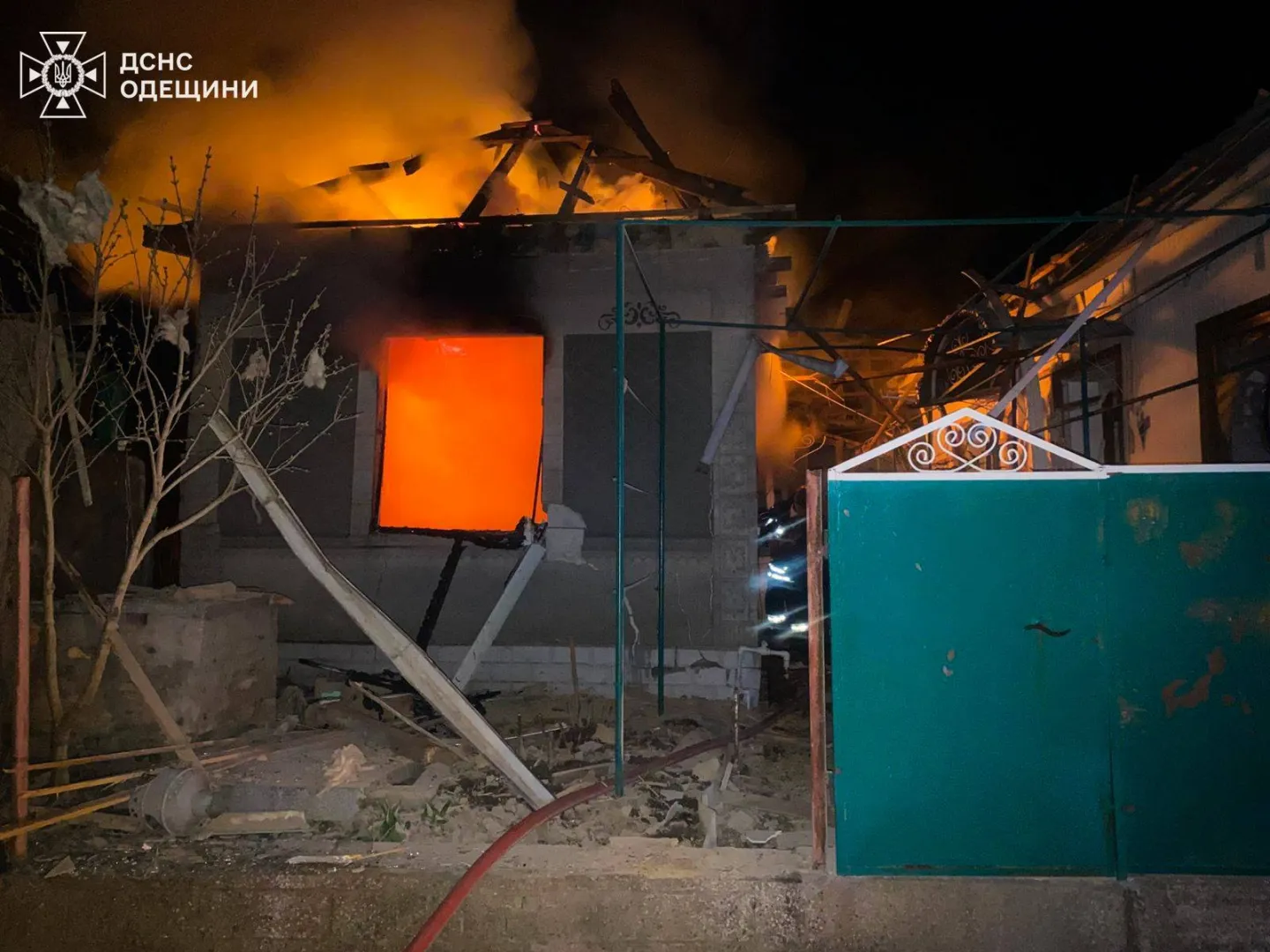 В Ізмаїльському районі внаслідок ворожої атаки по житловому сектору, зазнав руйнування приватний будинок з подальшим загорянням. Fot. Facebook /  ДСНС України