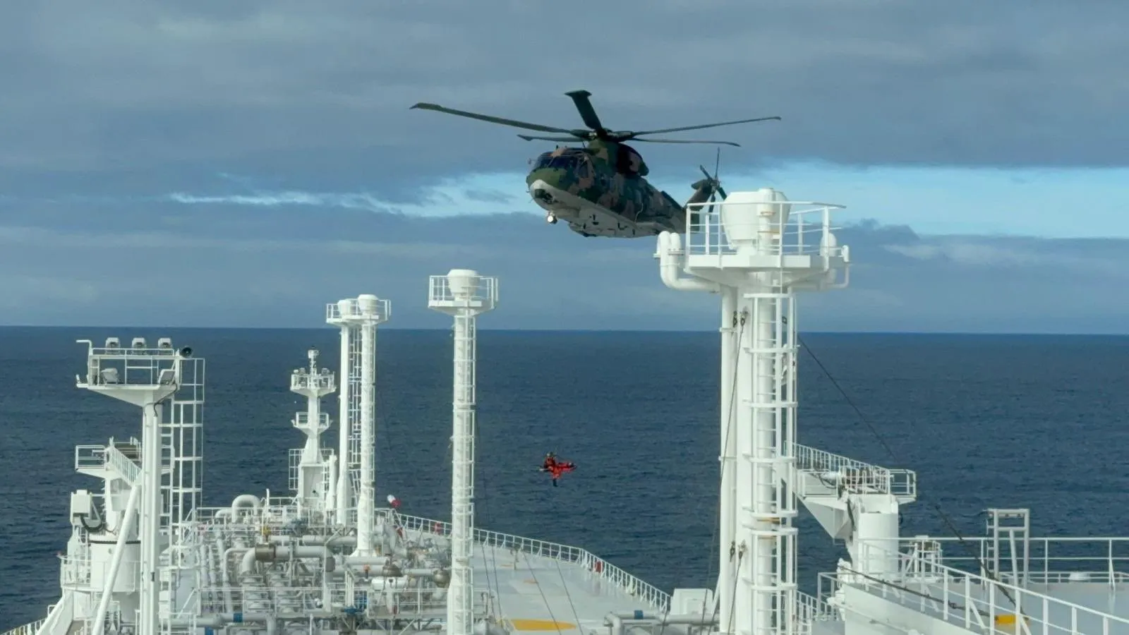 Portugalska marynarka wojenna ewakuuje Polaka z tankowca, fot. X/@MarinhaPT