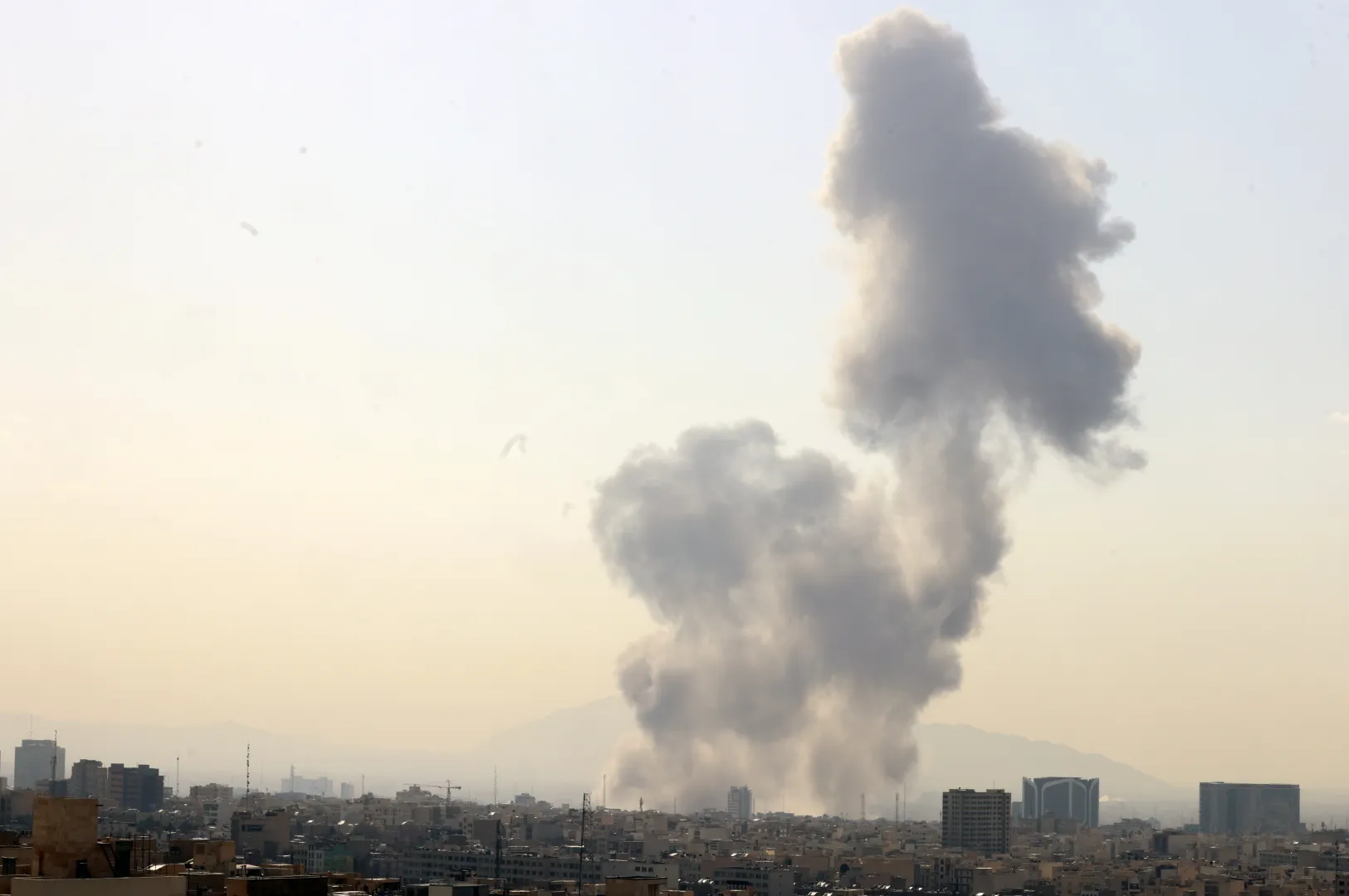 Dym nad Teheranem po ataku Izraela i USA. Fot. PAP/EPA/ABEDIN TAHERKENAREH