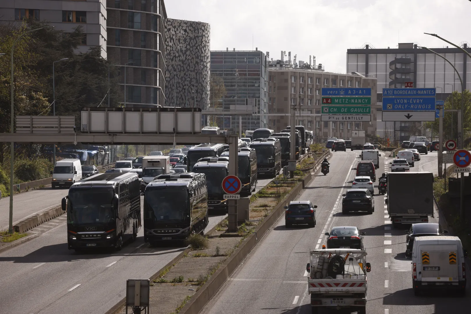 Blokada obwodnicy Paryża Fot. PAP/EPA/YOAN VALAT