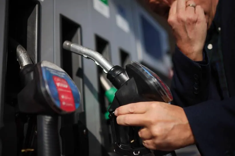 Dystrybutor z paliwem Fot. PAP/Leszek Szymański