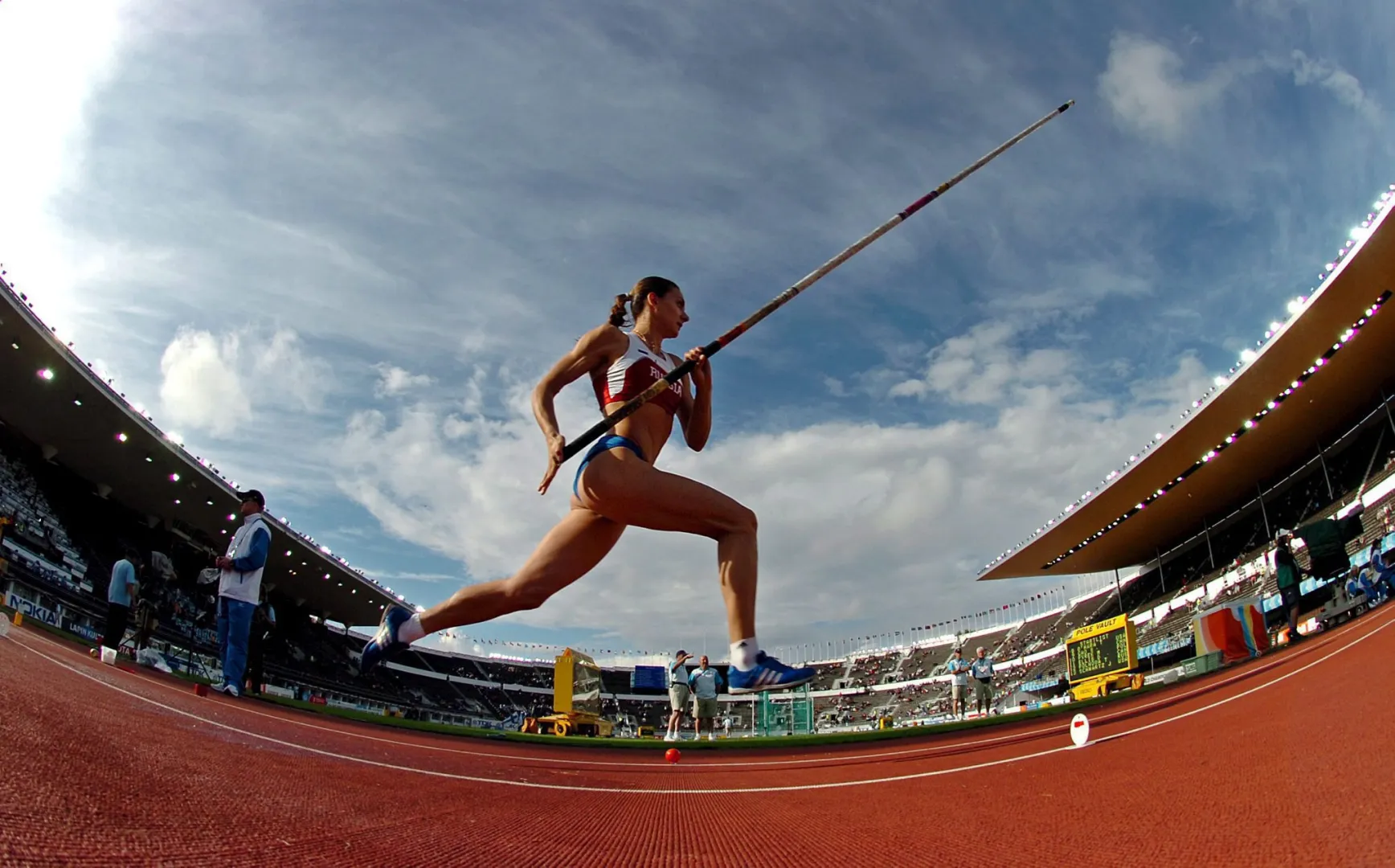 Helsinki, Finlandia, 12.08.05. Lekkoatletyczne mistrzostwa świata, 12 bm. Rosjanka Jelena Isinbajewa podczas rozgrzewki przed finałowym konkursem skoku o tyczce. Fot. PAP/EPA/KAY NIETFELD