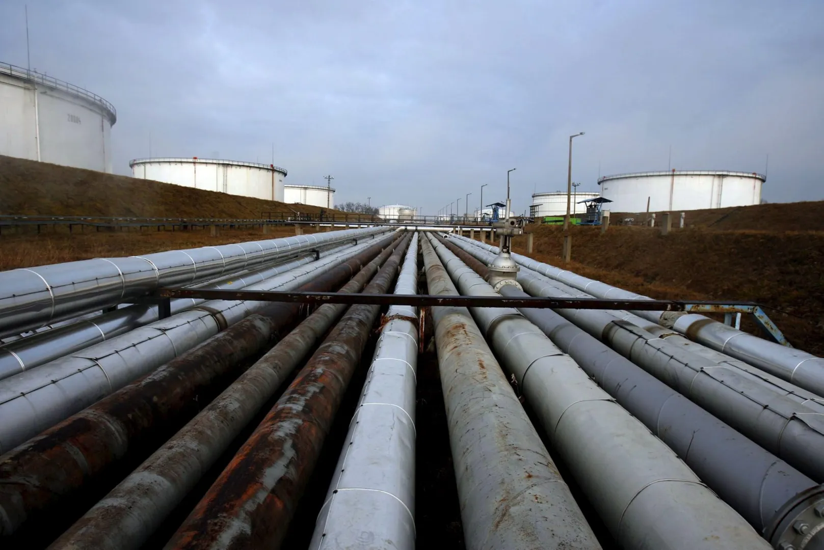 Фрагмент нефтепровода "Дружба". Fot. PAP/EPA/ZSOLT SZIGETVARY (фотоиллюстрация)