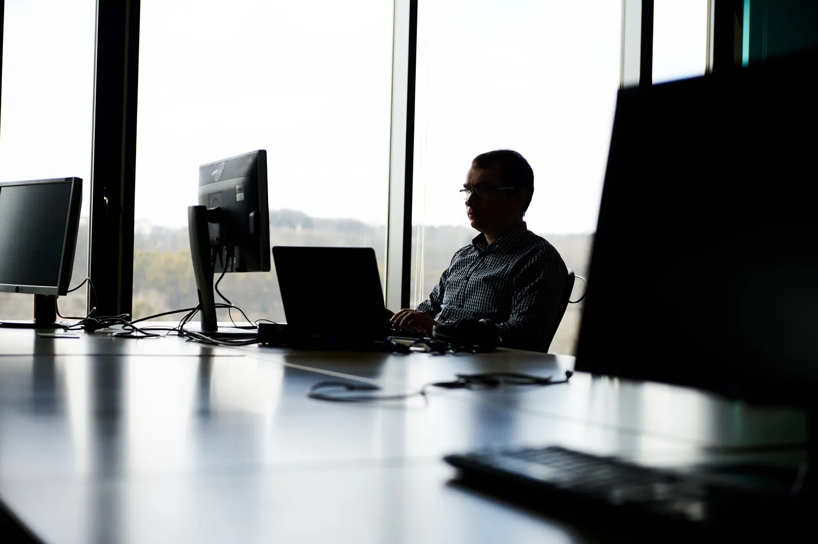 Pracownik w biurze - zdjęcie ilustracyjne Fot. PAP/Adam Warżawa