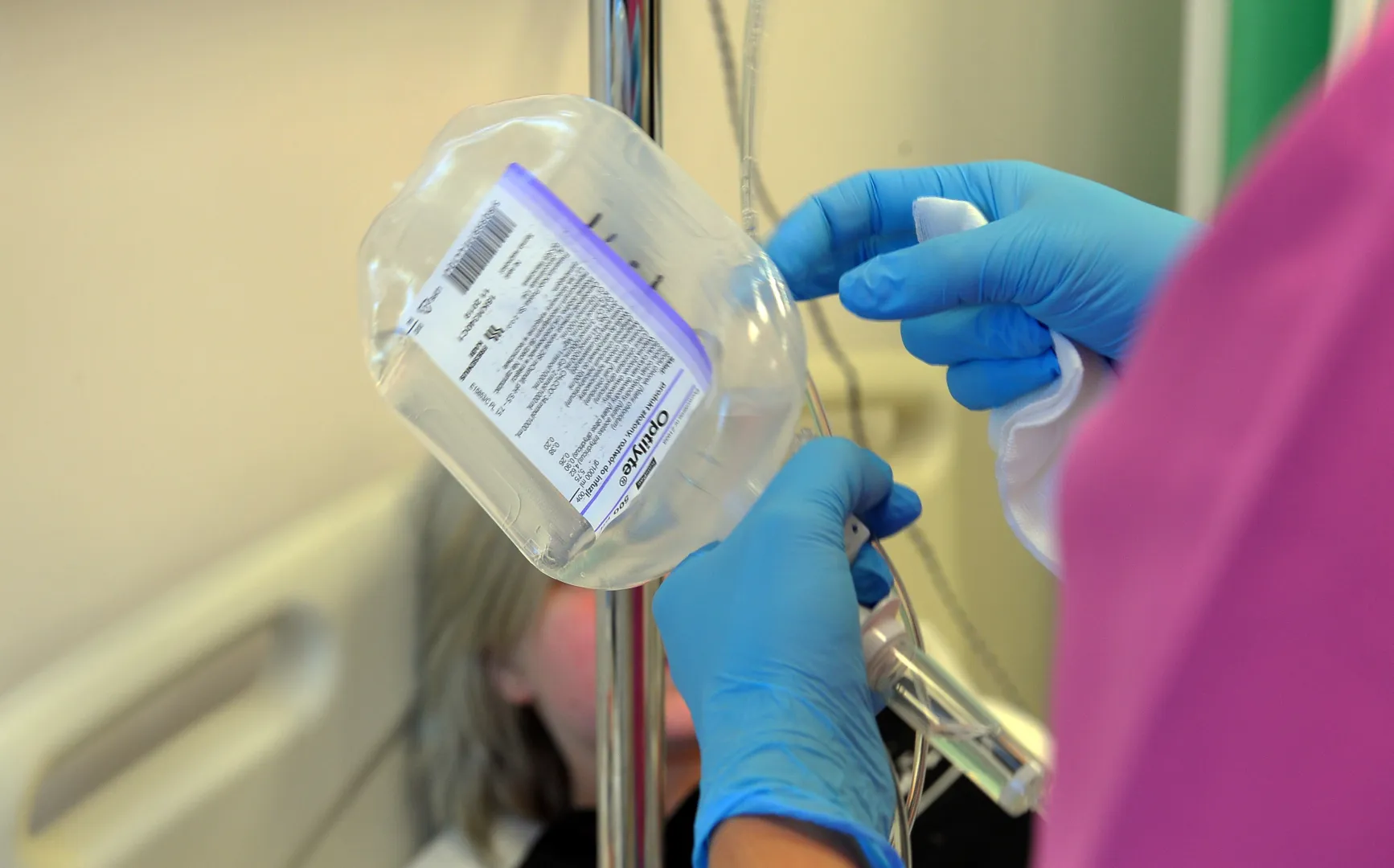 Kroplówka z lekiem Fot. PAP/Marcin Bielecki