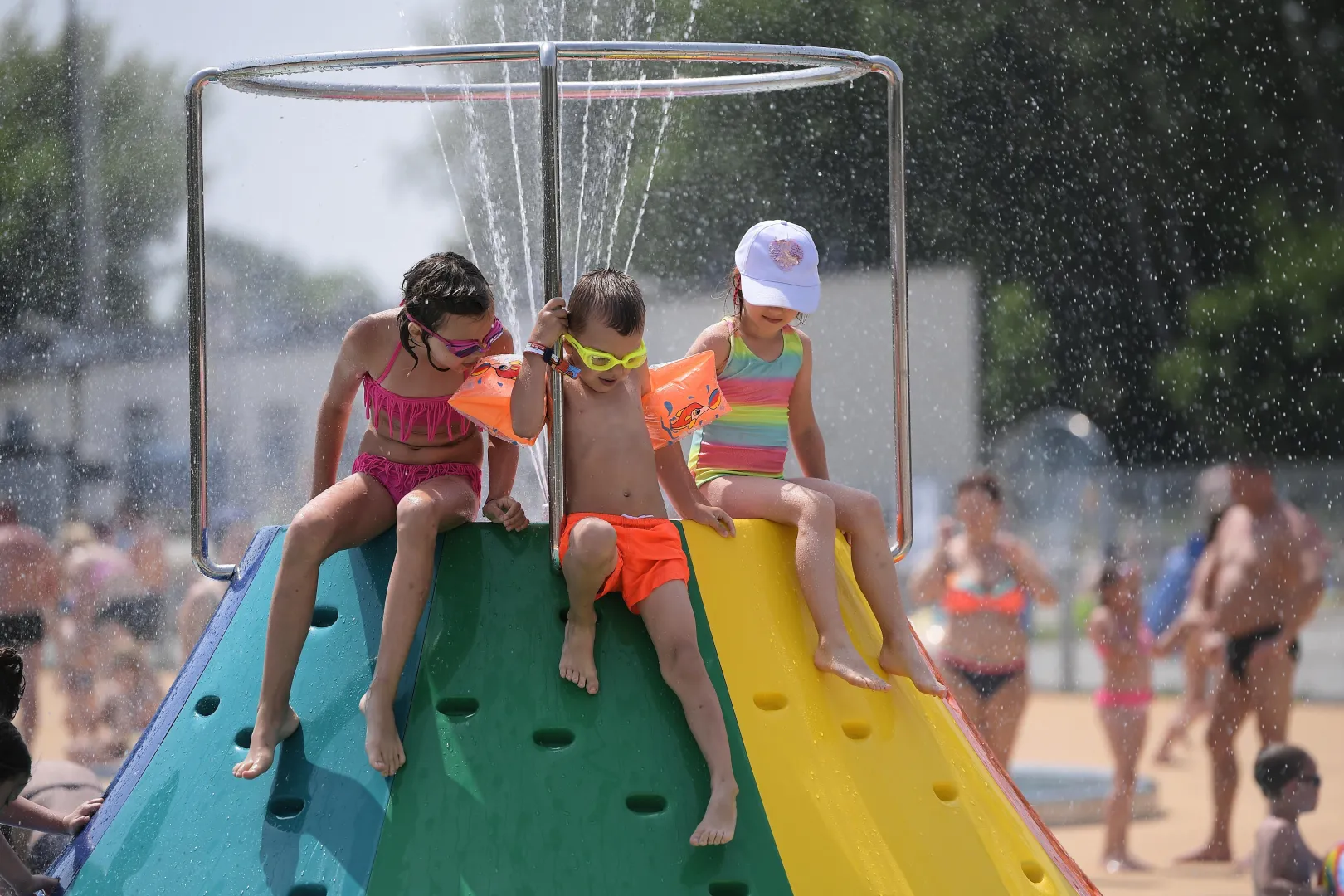 Dzieci na wodnym placu zabaw Fot. PAP/Marcin Obara