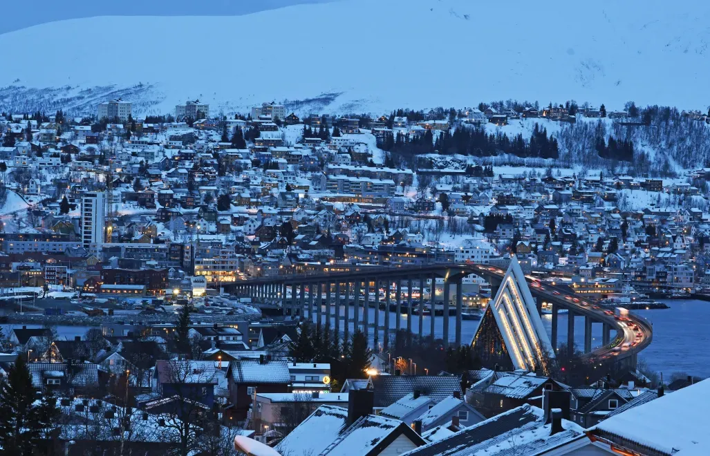 Widok na norweskie Tromsoe, zdjęcie ilustracyjne, fot. PAP/EPA/NTB SCANPIX