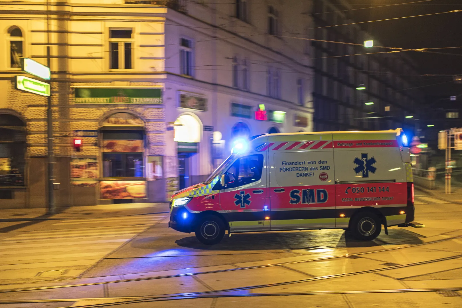 Ambulans w Austrii, zdjęcie ilustracyjne, fot. PAP/EPA/CHRISTIAN BRUNA