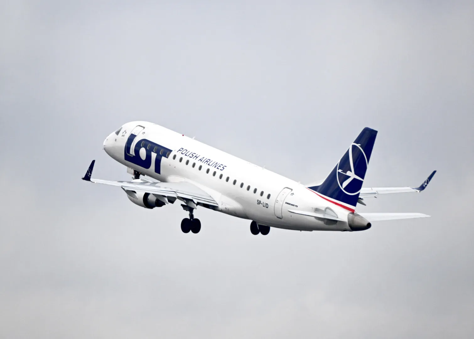 Informacje na temat kolejnych rejsów powrotnych PLL LOT będą przekazywać na bieżąco. Fot. PAP/	Darek Delmanowicz