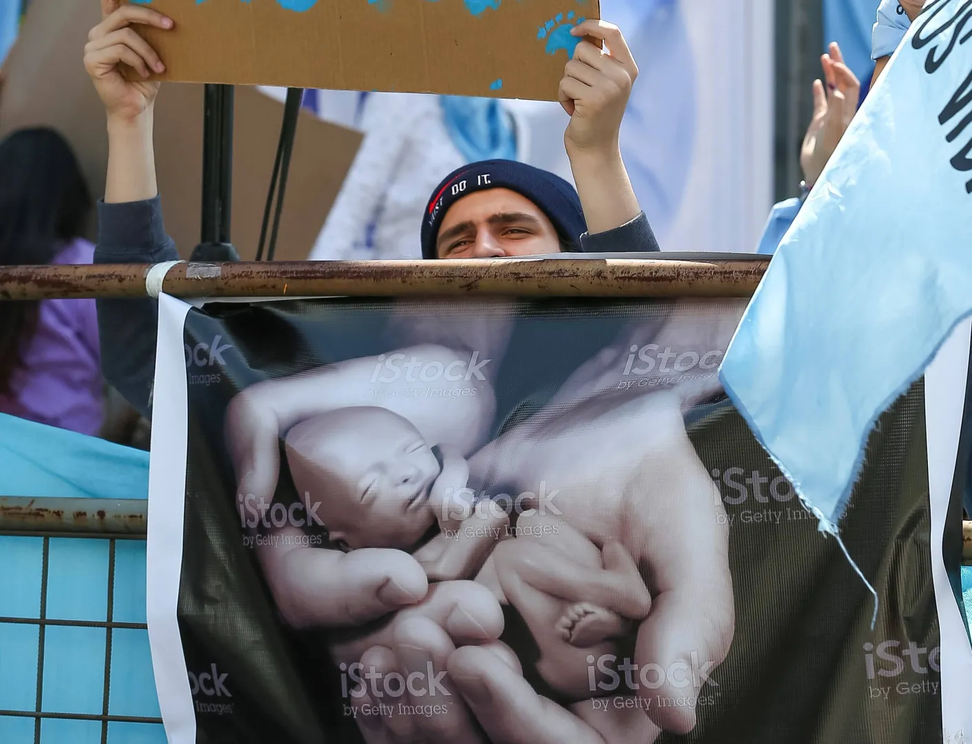 Największa demonstracja odbyła się w centrum Lizbony, stolicy kraju, z udziałem m.in. działaczy organizacji pro-life, stowarzyszeń katolickich, a także polityków ugrupowań prawicowych. Fot. PAP/EPA/	JOSE JACOME (zdjęcie ilustracyjne)