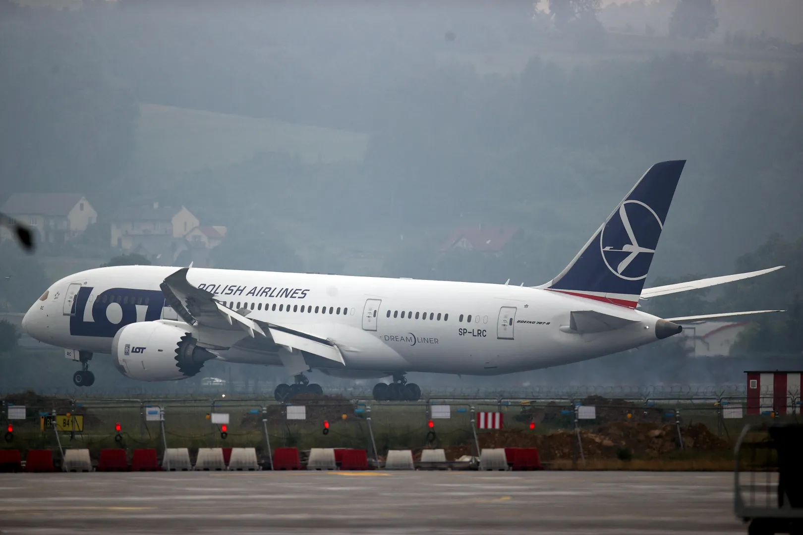  Samolot Boeing 787 Dreamliner Polskich Linii Lotniczych LOT. Fot. PAP/	Łukasz Gągulski