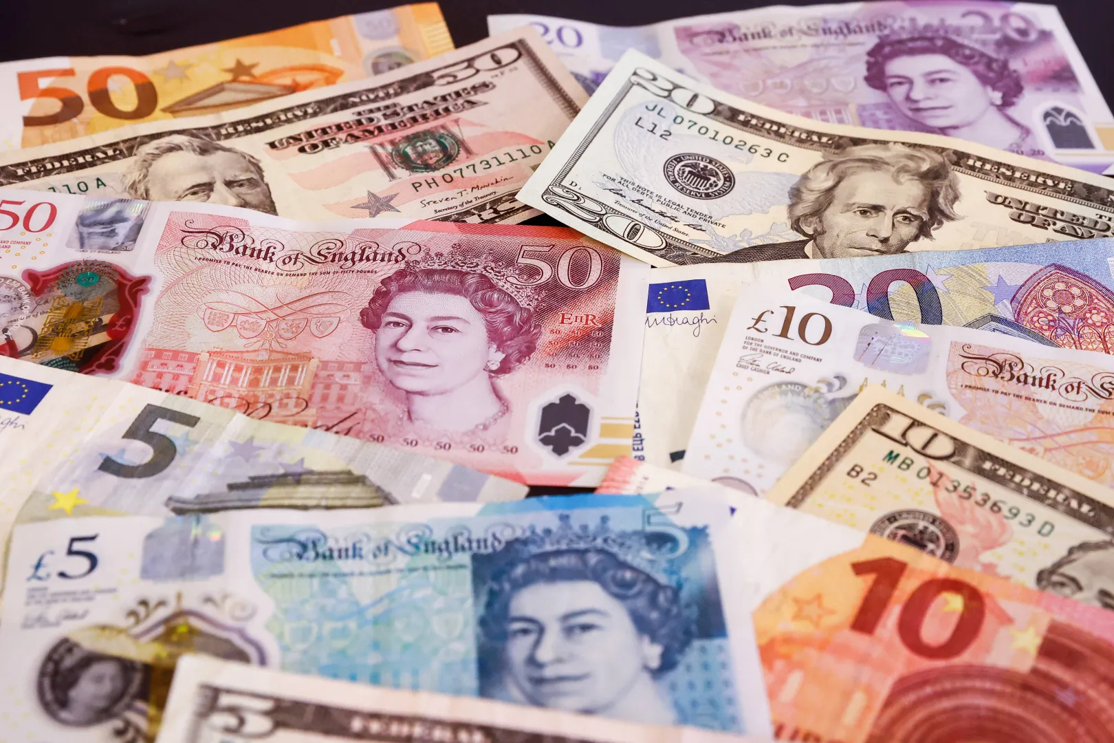 Banknoty: funty brytyjskie, amerykański dolar i euro, zdjęcie ilustracyjne, fot. PAP/EPA/STEPHANIE LECOCQ