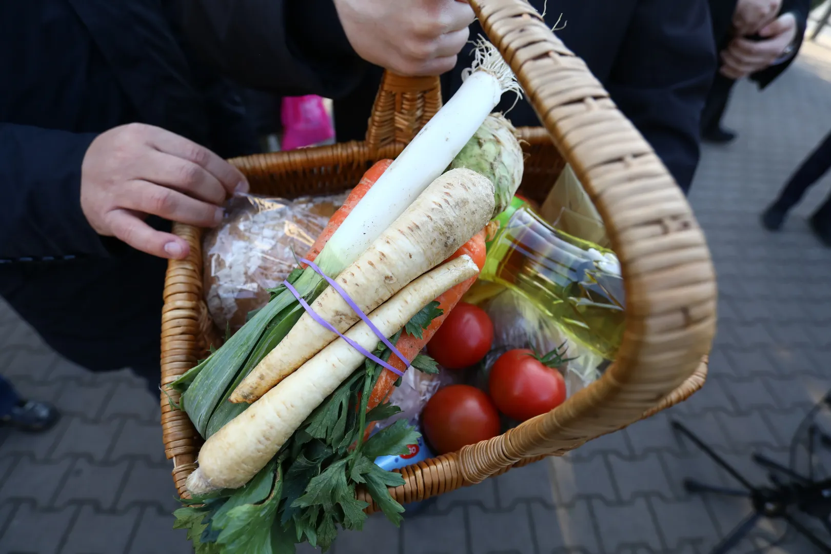 Koszyk z zakupami Fot. PAP/Rafał Guz