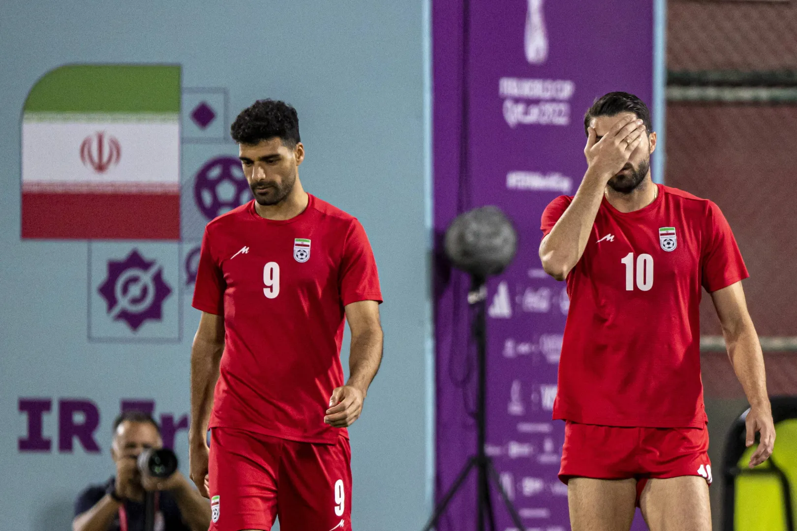 Irańscy piłkarze Mehdi Taremi (L) i Karim Ansarifard (P), fot. PAP/EPA/Martin Divisek