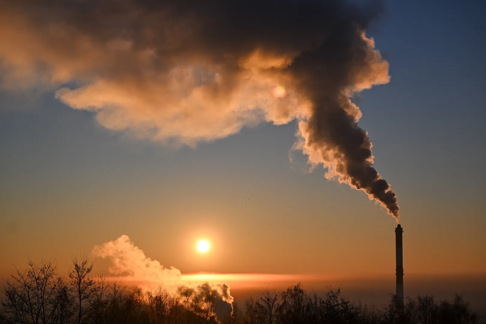 Dym wydobywający się z komina Fot. PAP/Darek Delmanowicz