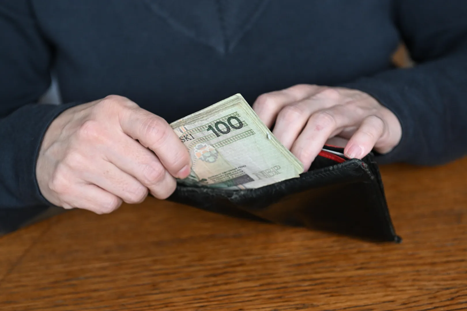 Banknoty w portfelu Fot. PAP/Marcin Bielecki