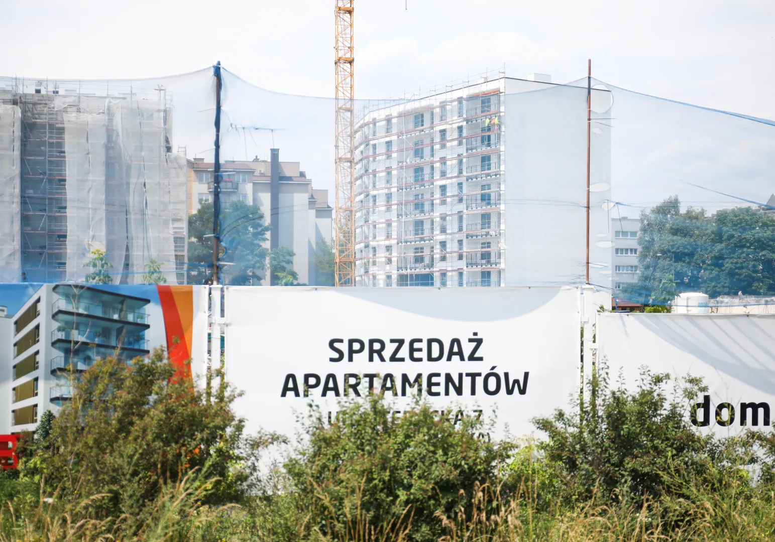 Ogłoszenie o sprzedaży mieszkań w jednej z warszawskich dzielnic. Zdj. ilustracyjne. Fot. PAP/ Albert Zawada