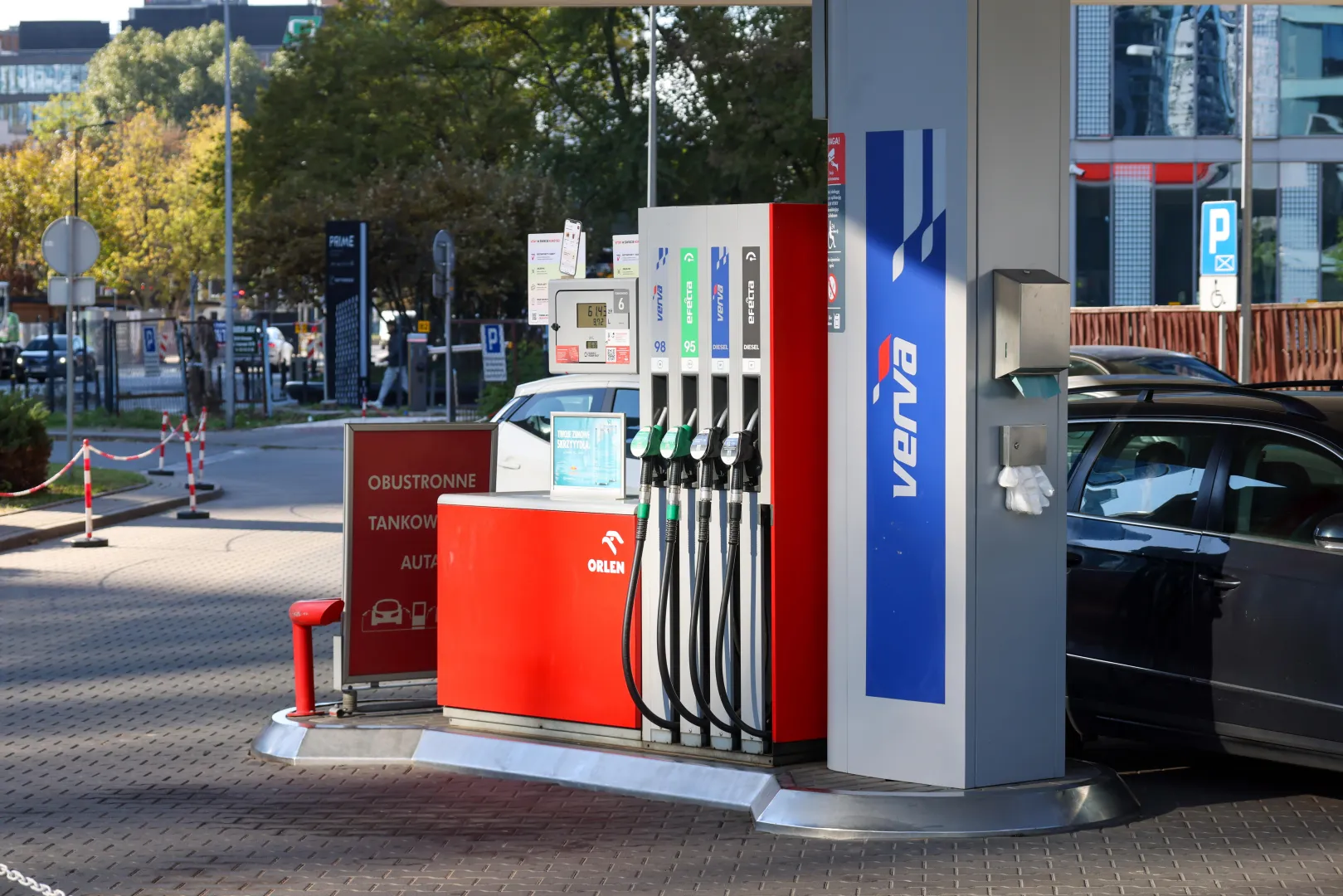 Stacja paliw. Fot. PAP/Albert Zawada