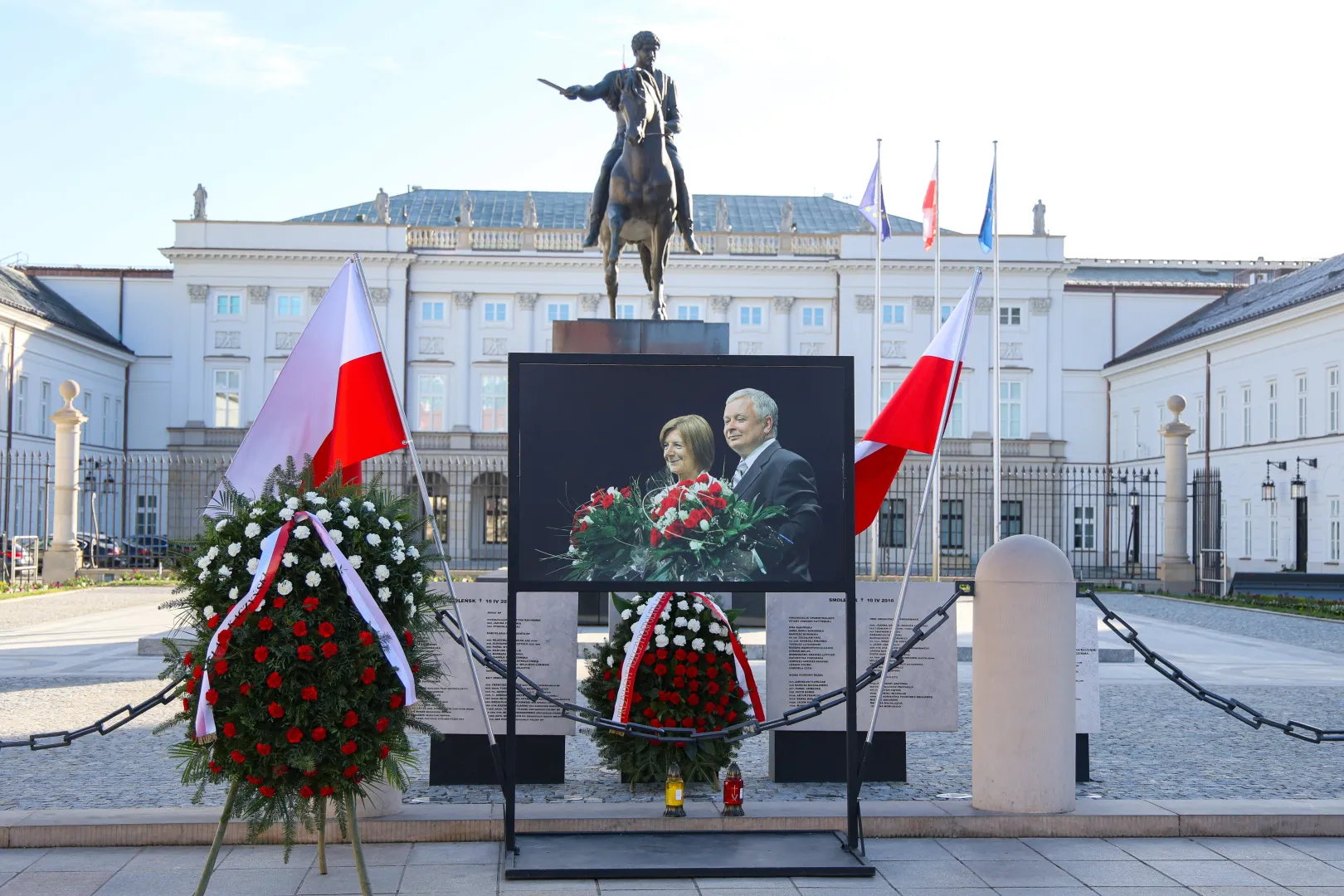 Obchody rocznicy katastrofy smoleńskiej. Zdjęcie prezydenta Lecha Kaczyńskiego i jego małżonki Marii przed Pałacem Prezydenckim w Warszawie (zdjęcie ilustracyjne). Fot. PAP/Rafał Guz