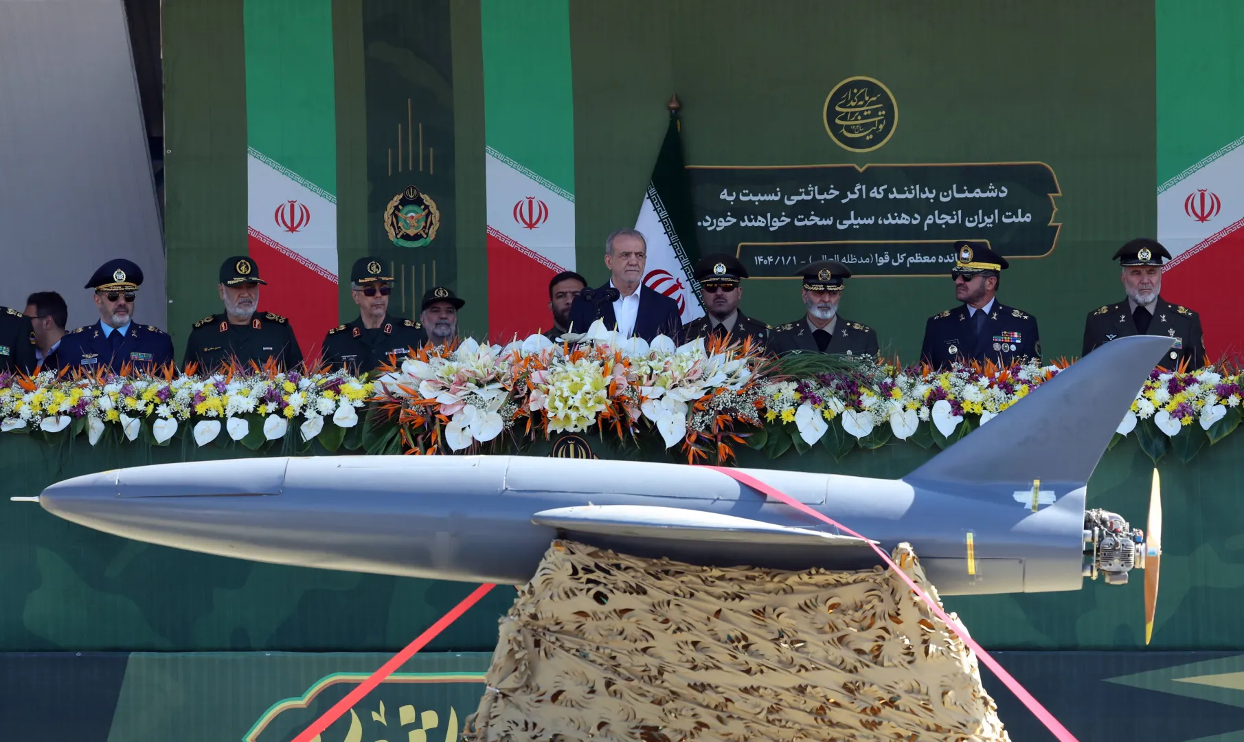 Prezydent Iranu Masud Pezeszkian i irański dron. Fot. EPA/ABEDIN TAHERKENAREH