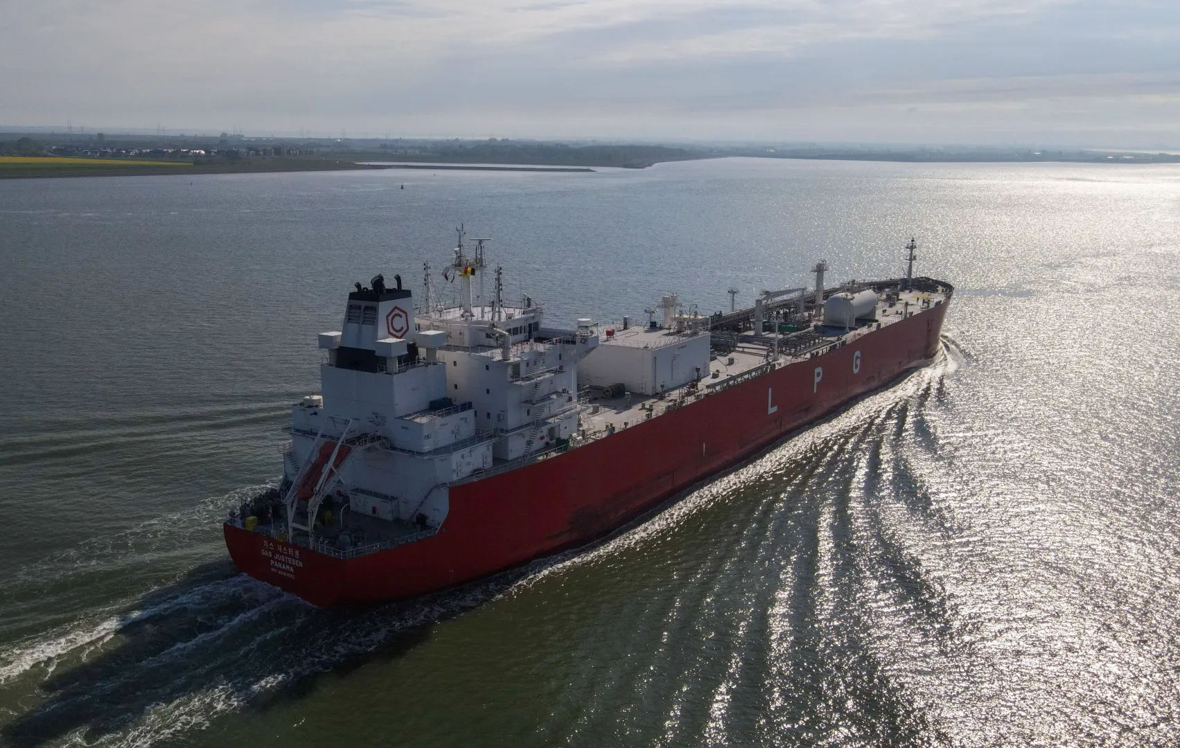 Tankowiec Fot. PAP/EPA/OLIVIER HOSLET