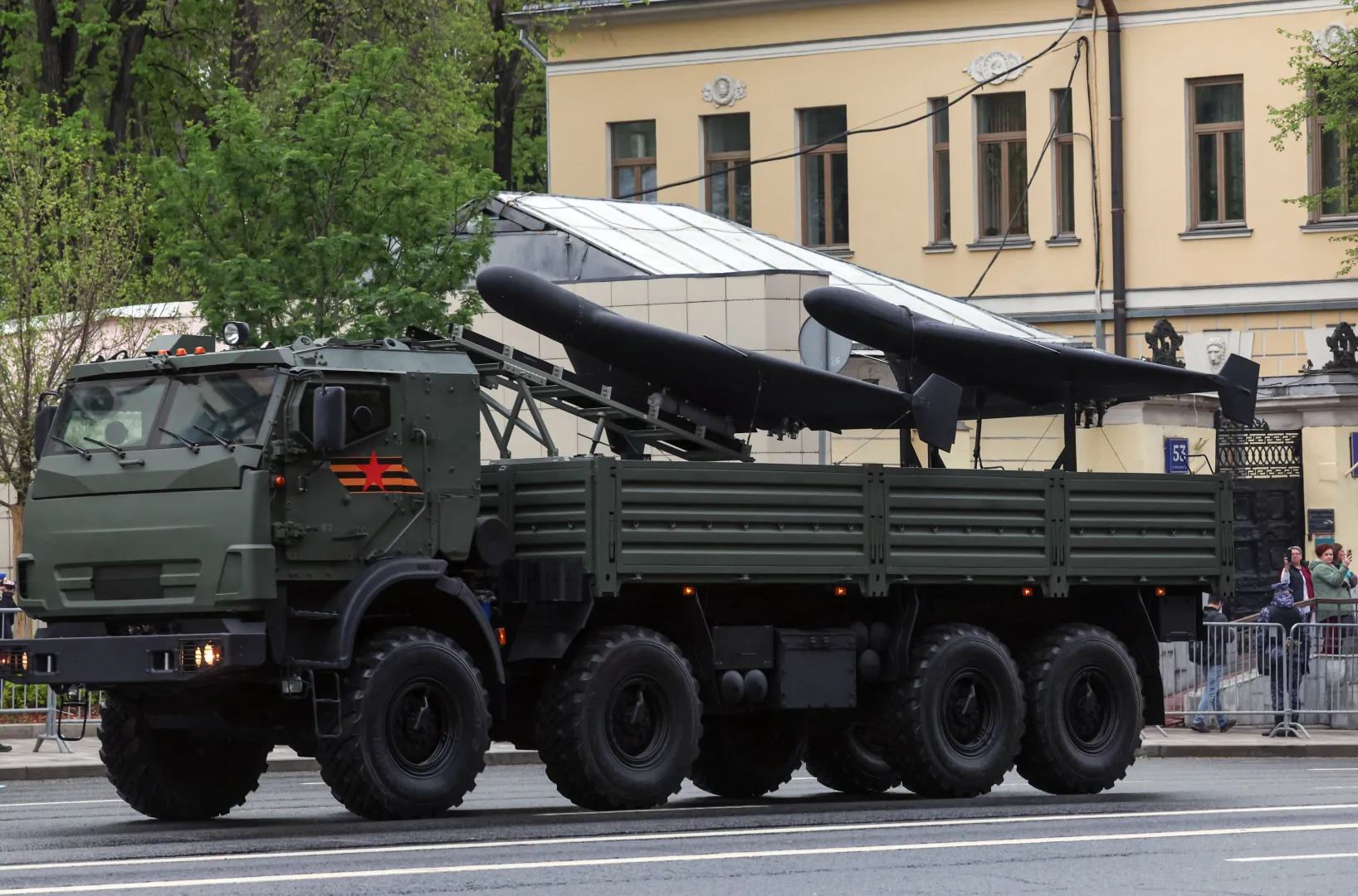Російська вантажівка КАМАЗ з БПЛА Герань-2. Fot. PAP/EPA/ MAXIM SHIPENKOV (фотоілюстрація)
