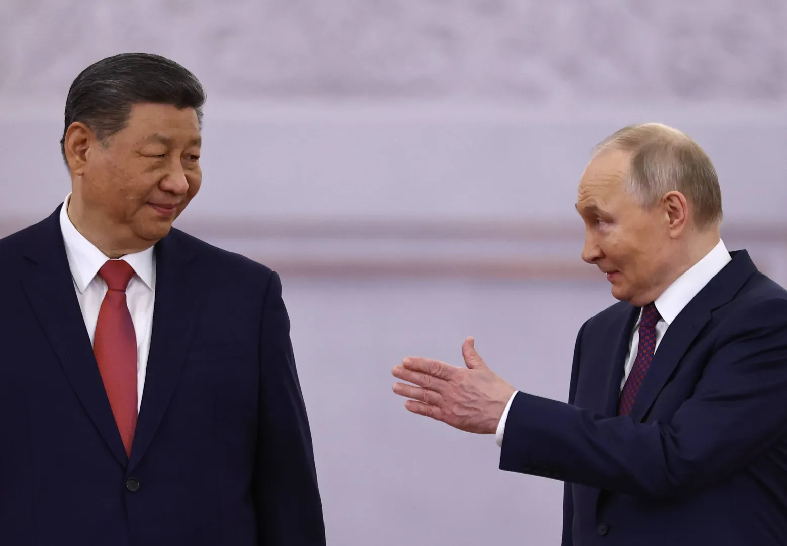 Sekretarz generalny Komunistycznej Partii Chin Xi Jinping (L) i prezydent Rosji Władimir Putin. Fot. EPA/EVGENIA NOVOZHENINA / POOL 