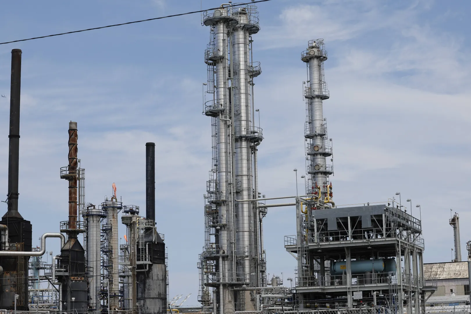 Rafineria w USA, zdjęcie ilustracyjne, fot. PAP/EPA/JOHN G. MABANGLO