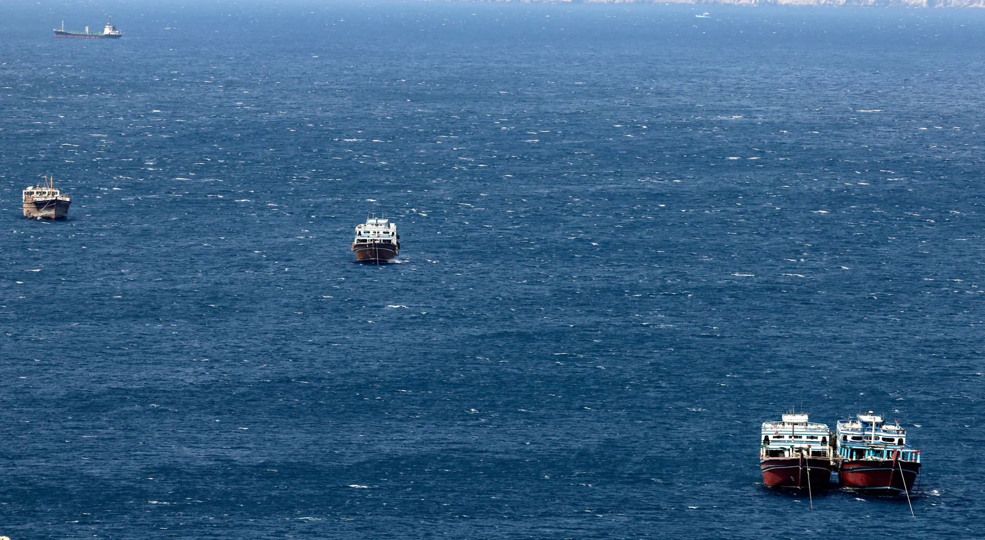 Танкери в Ормузькій протоці. Fot. PAP/EPA/Ali Haider