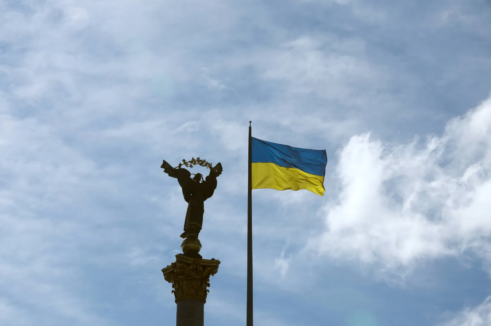 Український прапор біля Монумента Незалежності, Київ. Фотоілюстрація. Fot. PAP/EPA/SERGEY DOLZHENKO