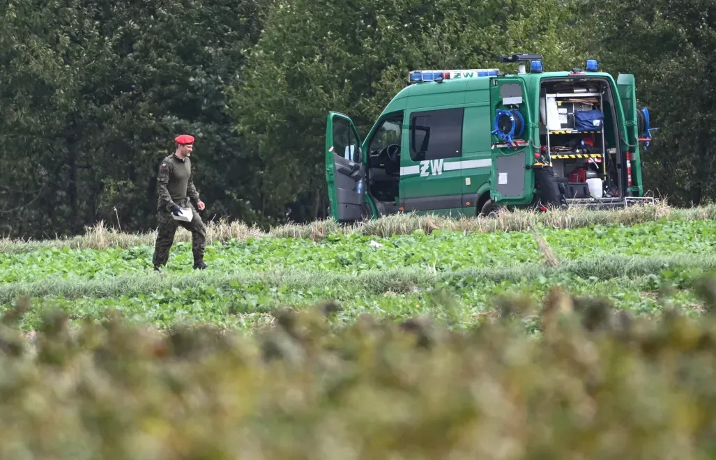 Służby w miejscu znalezienia fragmentów polskiej rakiety w miejscowości Choiny w pow. świdnickim w 2025 r., zdjęcie ilustracyjne, fot. PAP/Wojtek Jargiło