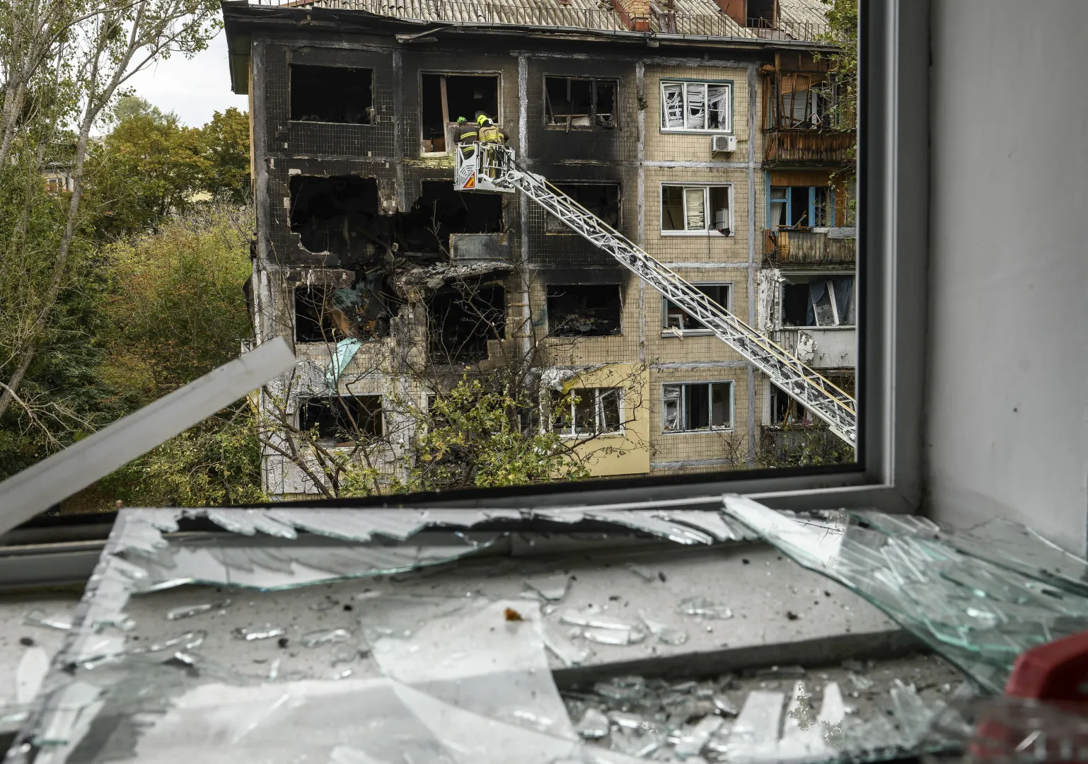 Украина. Киев. Работа спасателей после российского обстрела. Fot. PAP/EPA/MAXYM (фотоиллюстрация)