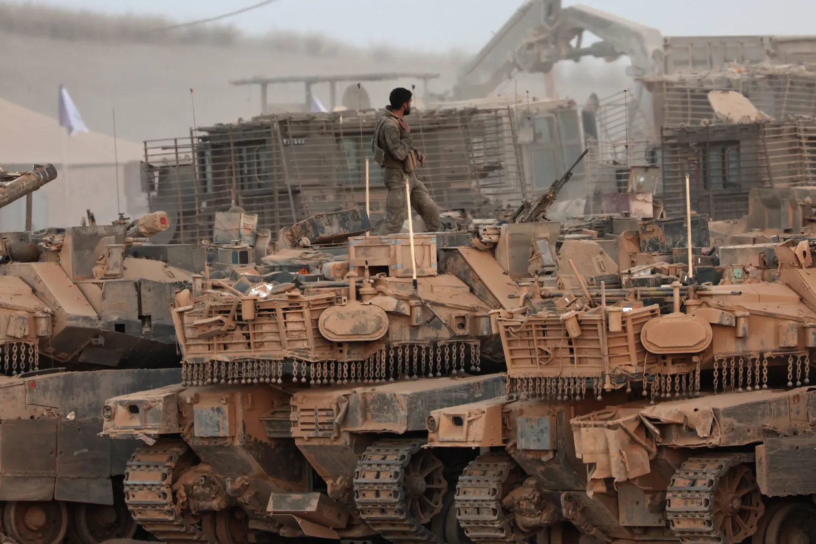 Izraelskie czołgi, fot. PAP/EPA/ATEF SAFADI