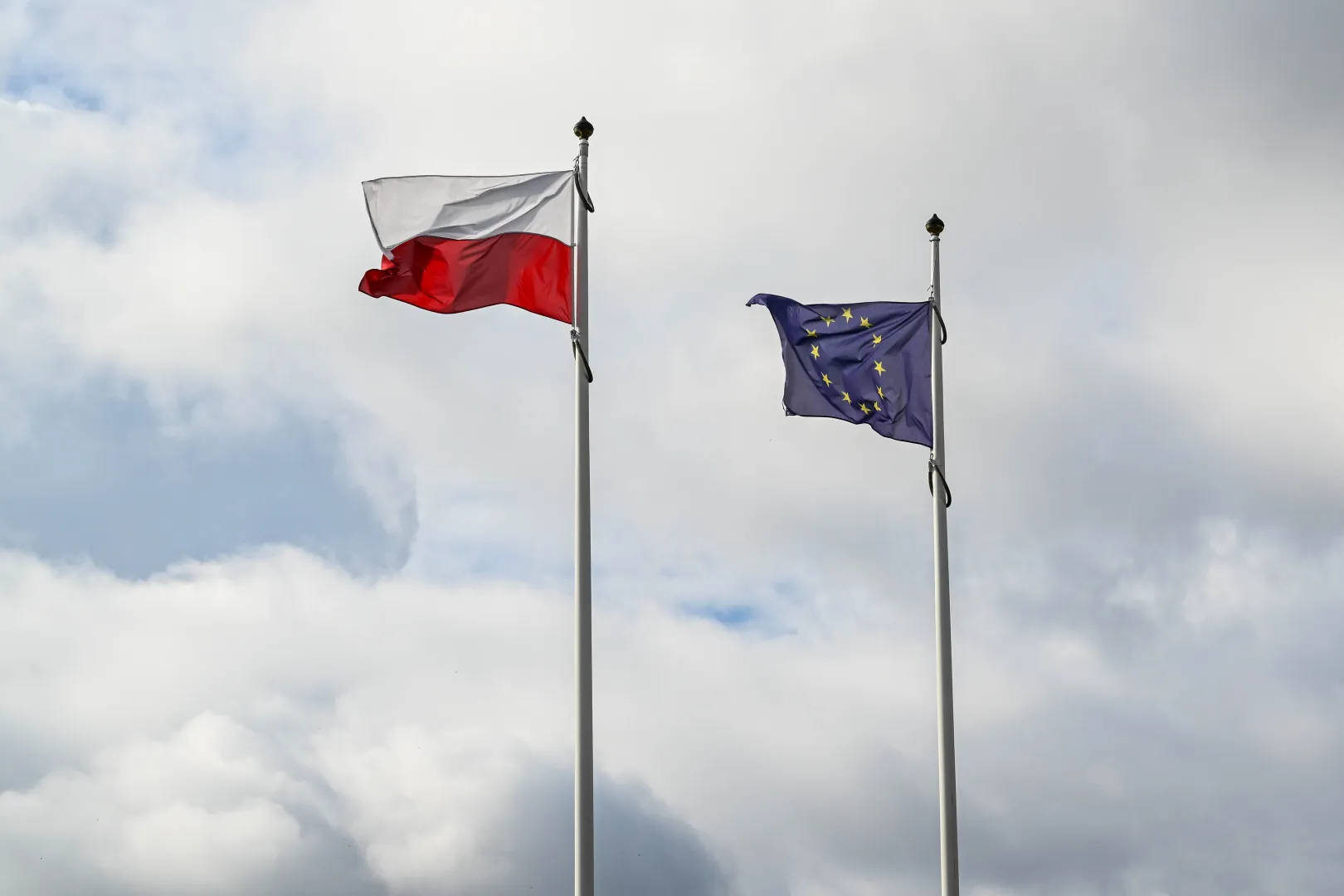 Прапори Польщі та ЄС. Fot. PAP/Darek Delmanowicz