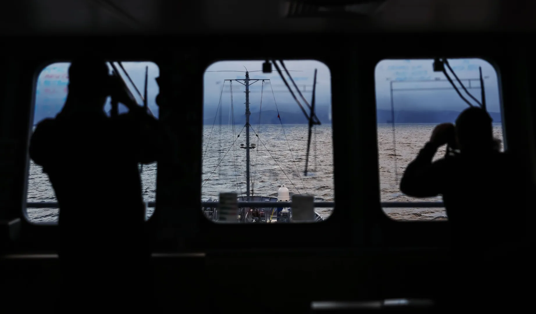 Żołnierze na statku, zdjęcie ilustracyjne, fot. PAP/EPA/HANNIBAL HANSCHKE