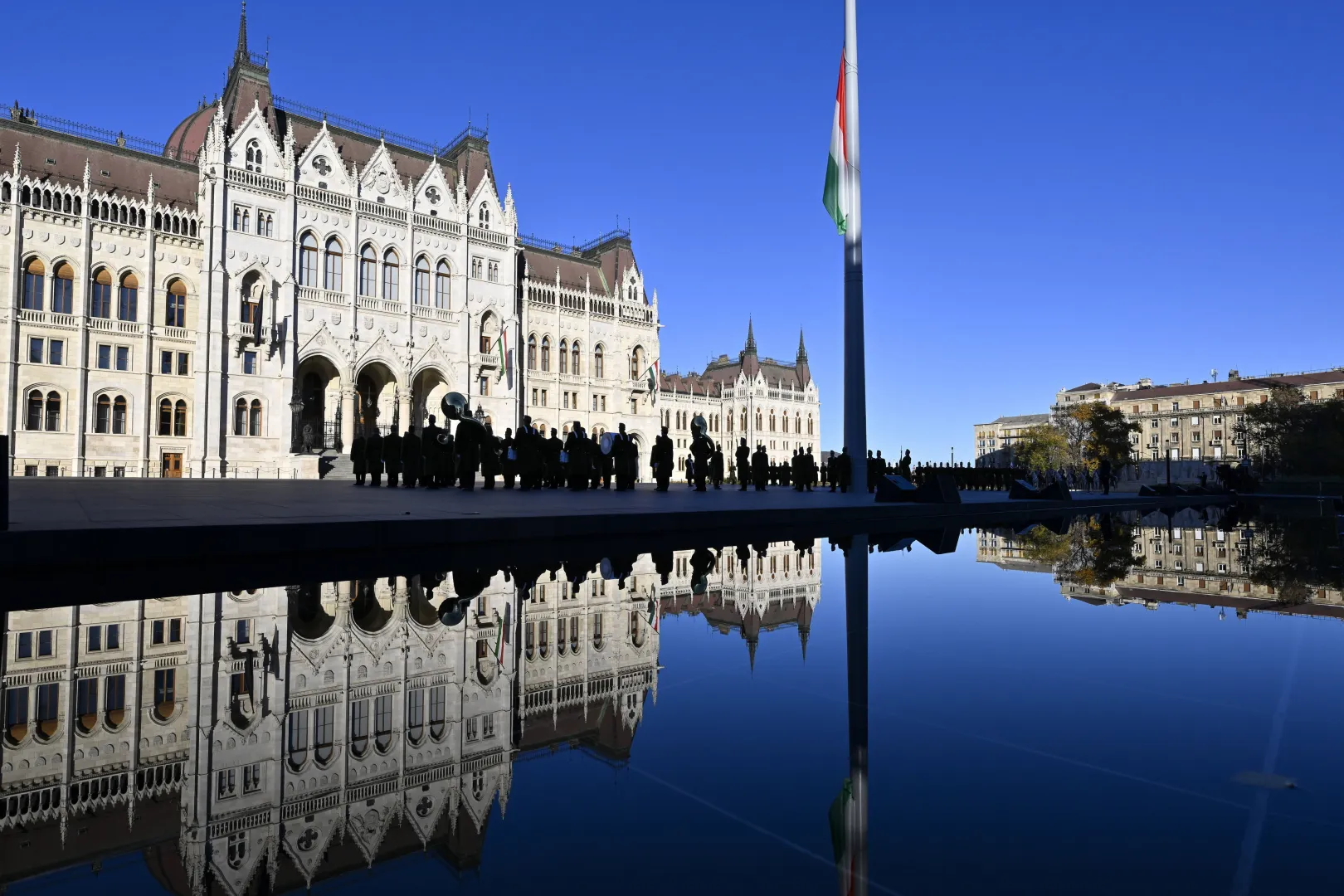 Парламент Угорщини в Будапешті під час вшанування 69-ї річниці Угорського повстання. Ілюстративне фото. Fot. PAP/EPA/MTI/ROBERT HEGEDUS