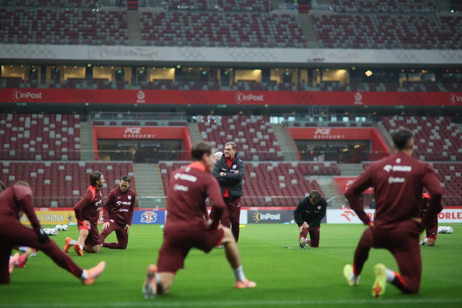 Selekcjoner reprezentacji Polski Jan Urban (C) podczas treningu drużyny, fot. PAP/Leszek Szymański