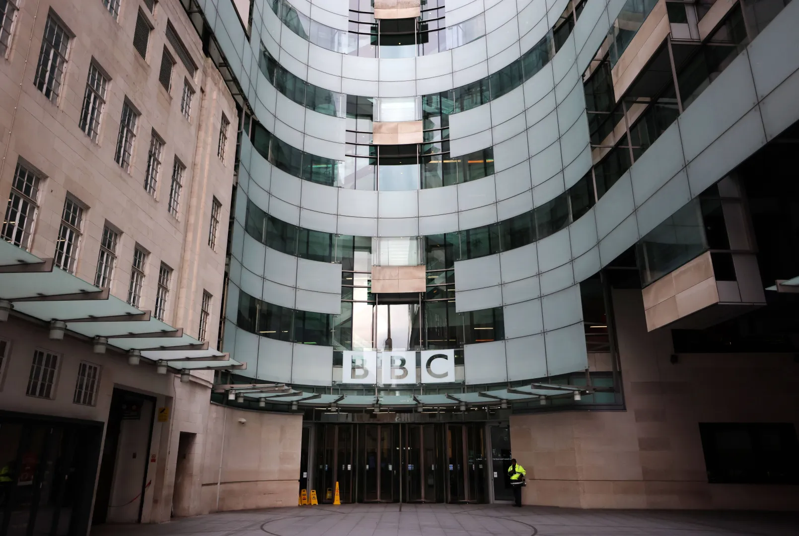 Siedziba BBC. Fot. PAP/EPA/ANDY RAIN