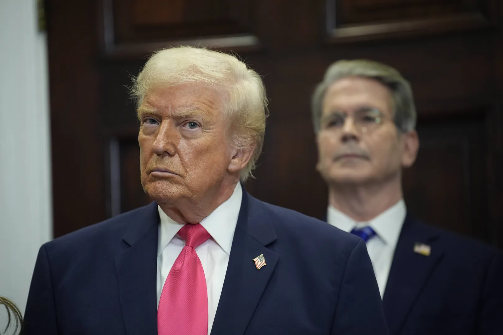 Prezydent USA Donald Trump i minister finansów USA Scott Bessent. Fot. PAP/EPA/YURI GRIPAS / POOL