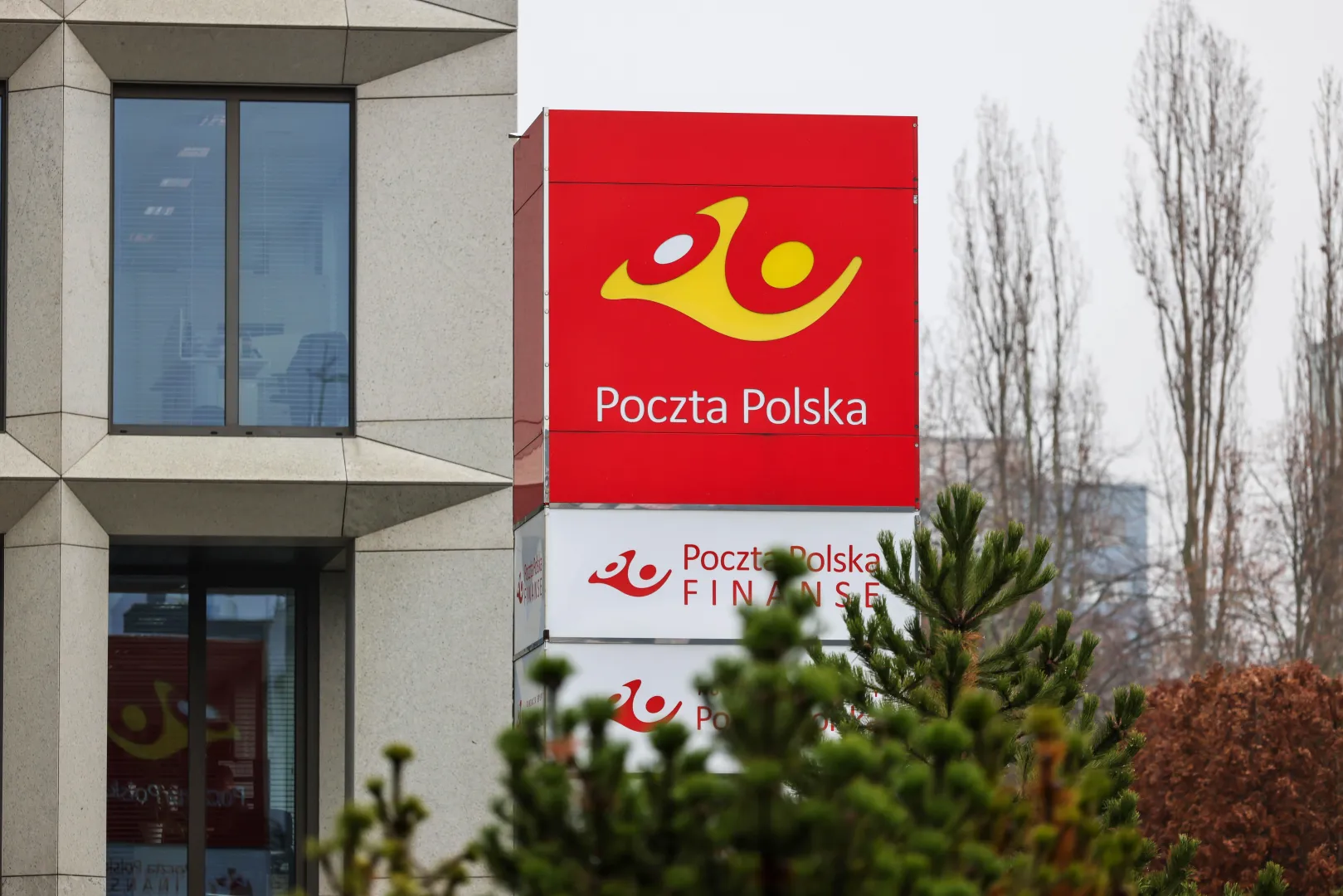 Poczta poinformowała, że podpisano już pierwszą umowę wykonawczą, obejmującą dostawę 3 tys. 750 zestawów komputerowych. Fot. PAP/Albert Zawada