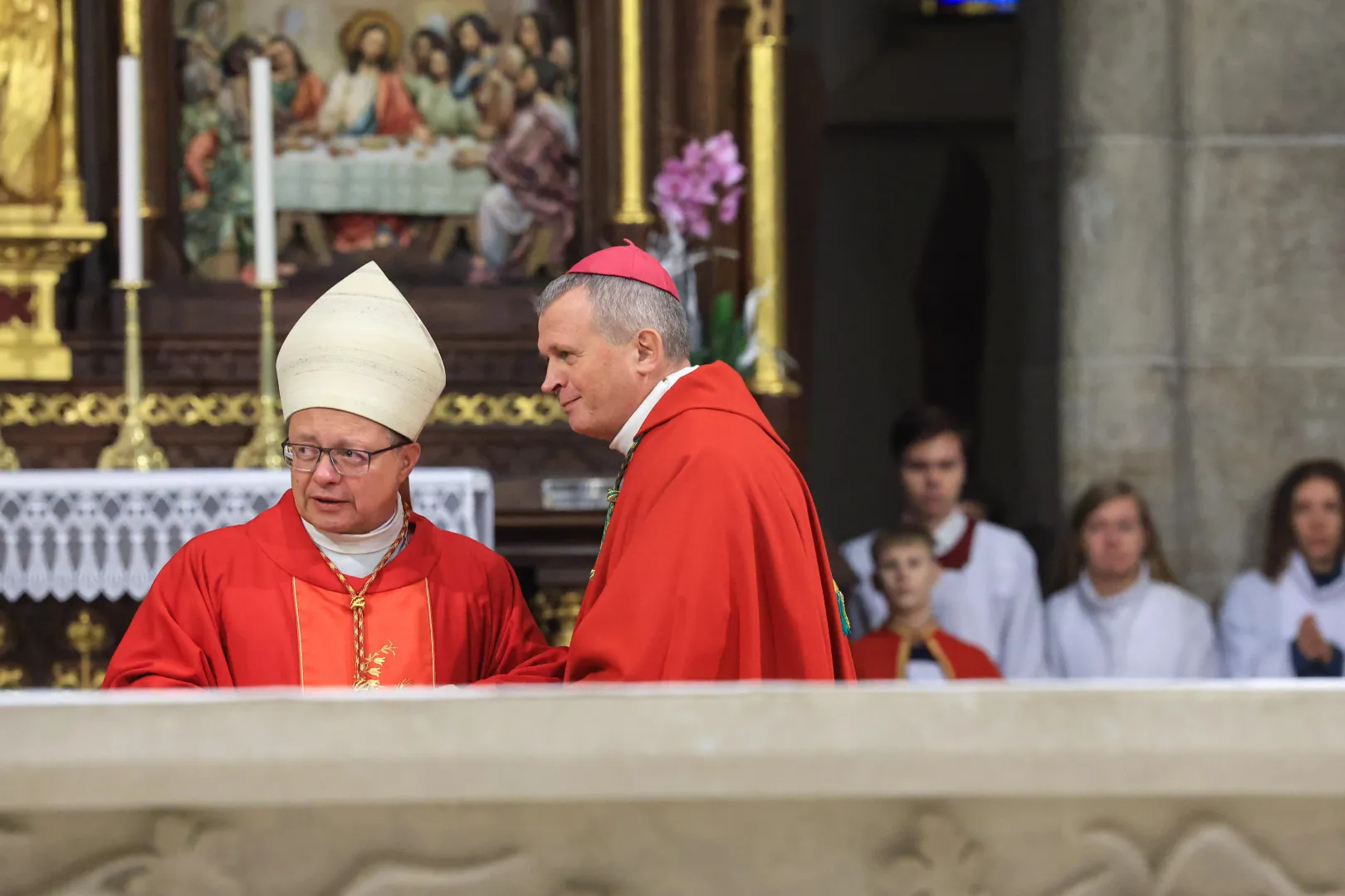 Metropolita krakowski kard. Grzegorz Ryś i kard. Konrad Krajewski, fot. PAP/Marian Zubrzycki