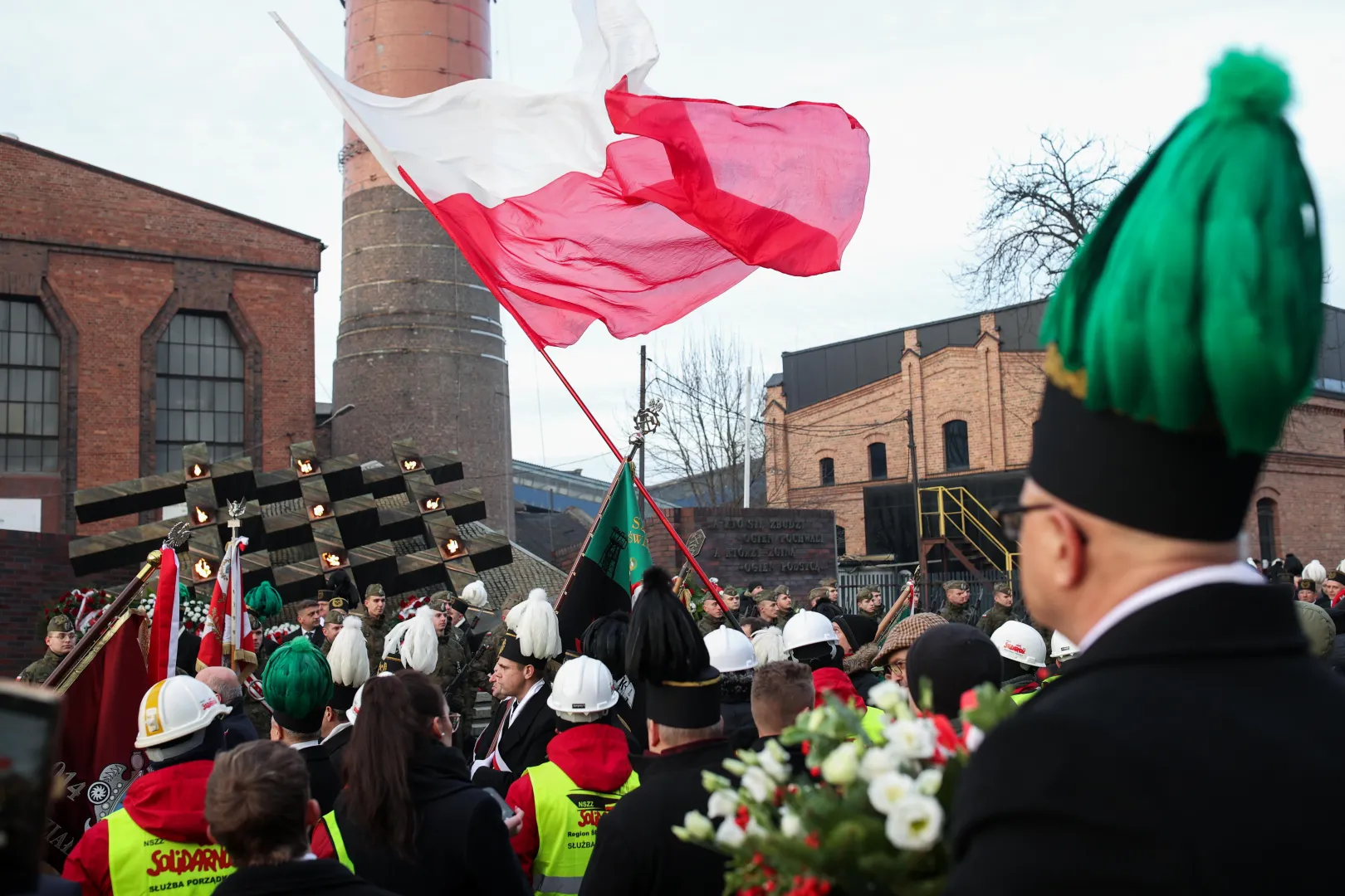 Uroczystości przed pomnikiem poległych górników KWK „Wujek” w Katowicach w 2025 roku. Fot. PAP/	Jarek Praszkiewicz