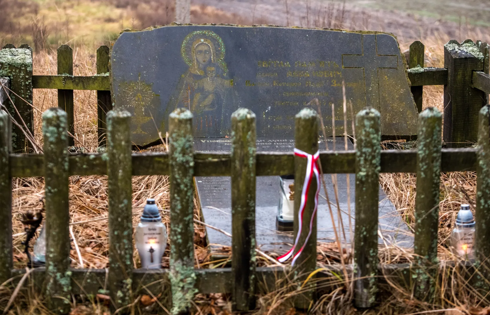 Miejsce pamięci we wsi Ugły Fot. PAP/Vladyslav Musiienko