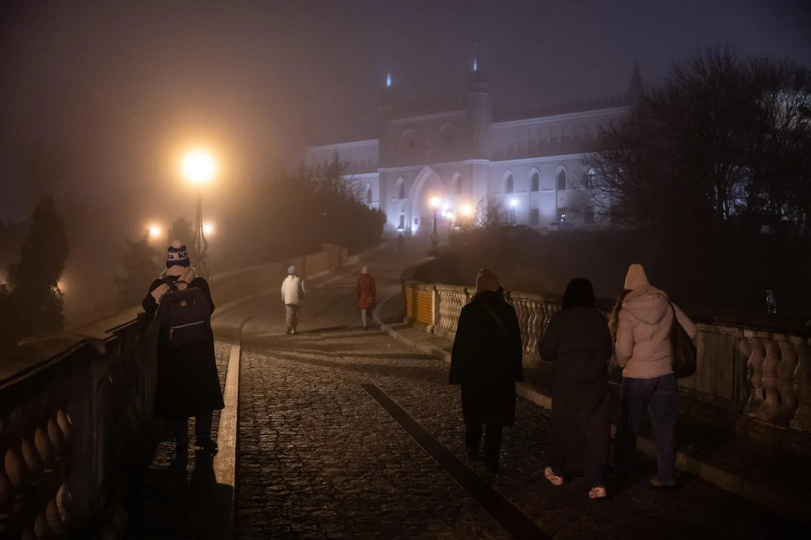 Przechodnie. Fot. PAP/Wojtek Jargiło