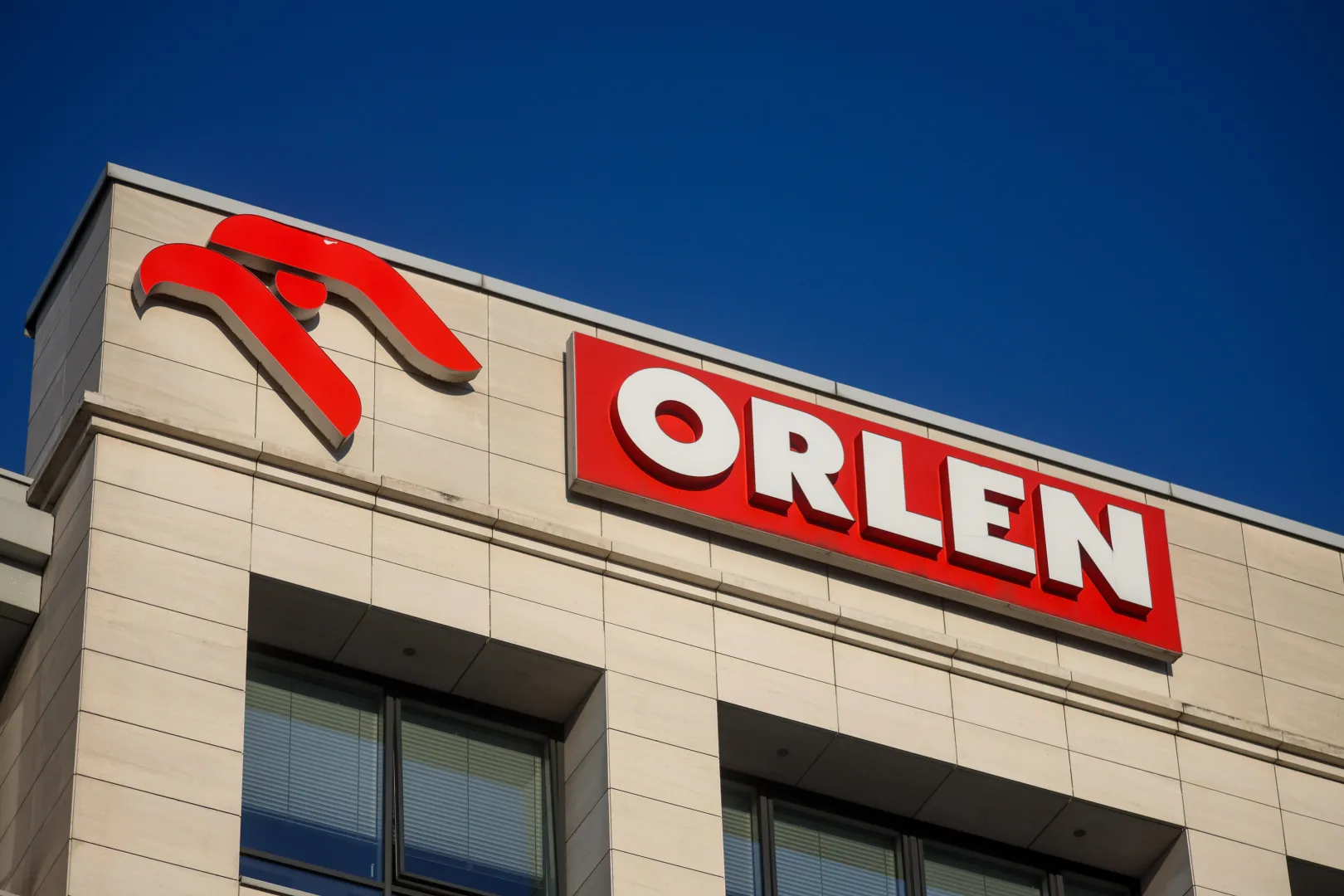 Логотип польской нефтеперерабатывающей компании Orlen. Fot. PAP/Leszek Szymański